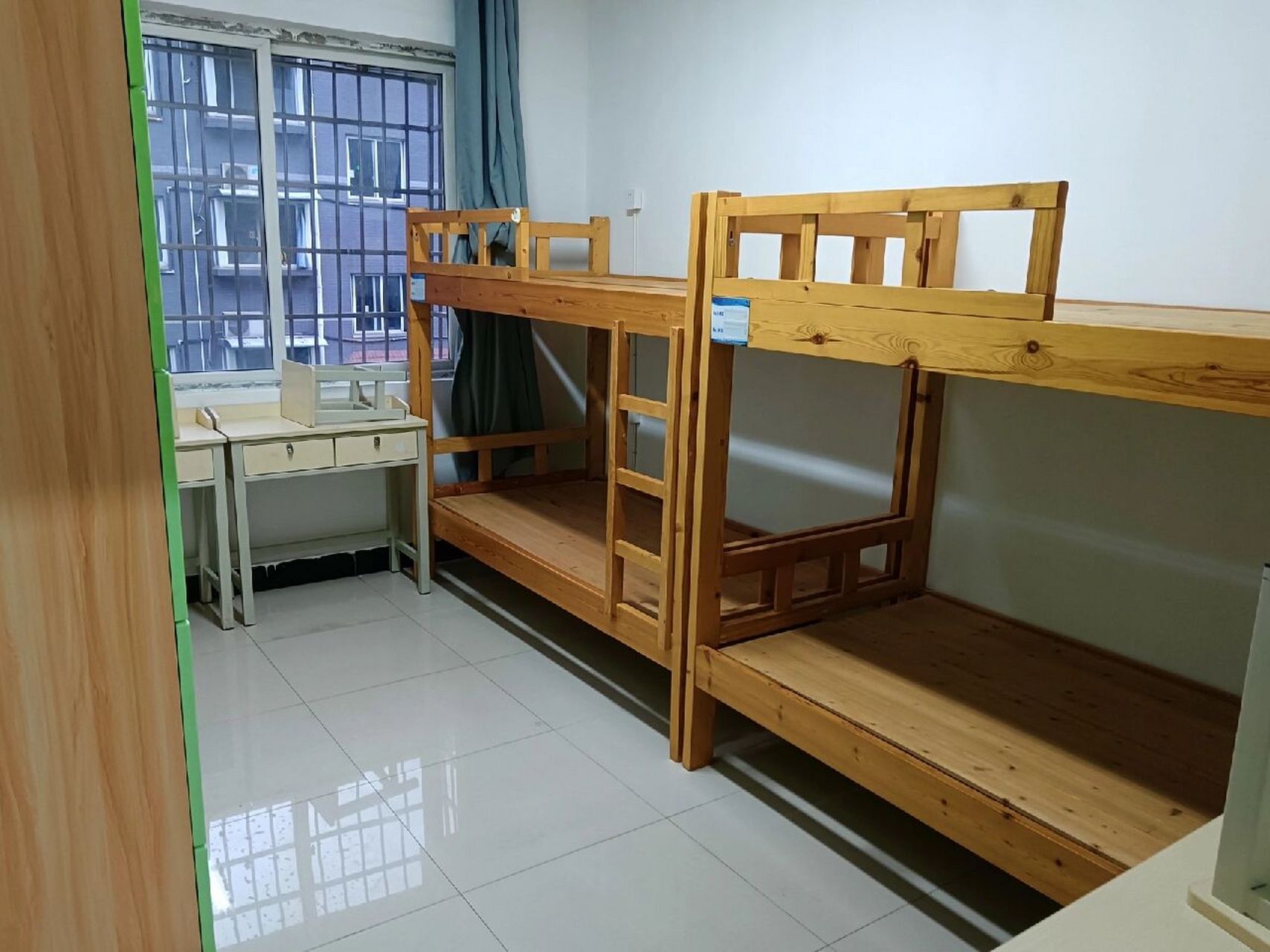 湖南师大新生宿舍来喽～ 除了远些,配置真的很好,都是套间.