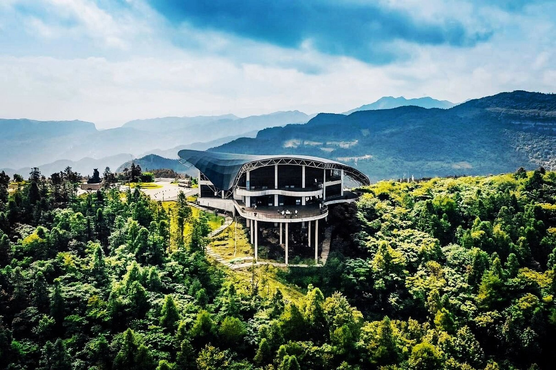 武隆白马山景区是重庆武隆的一处著名景点,以其独特的自然风光和爱情