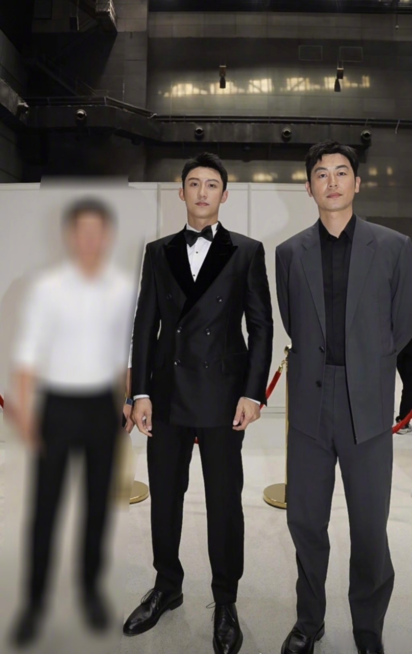 黄景瑜,朱亚文合照,对a啊!两个人的攻气都快挡不住了!