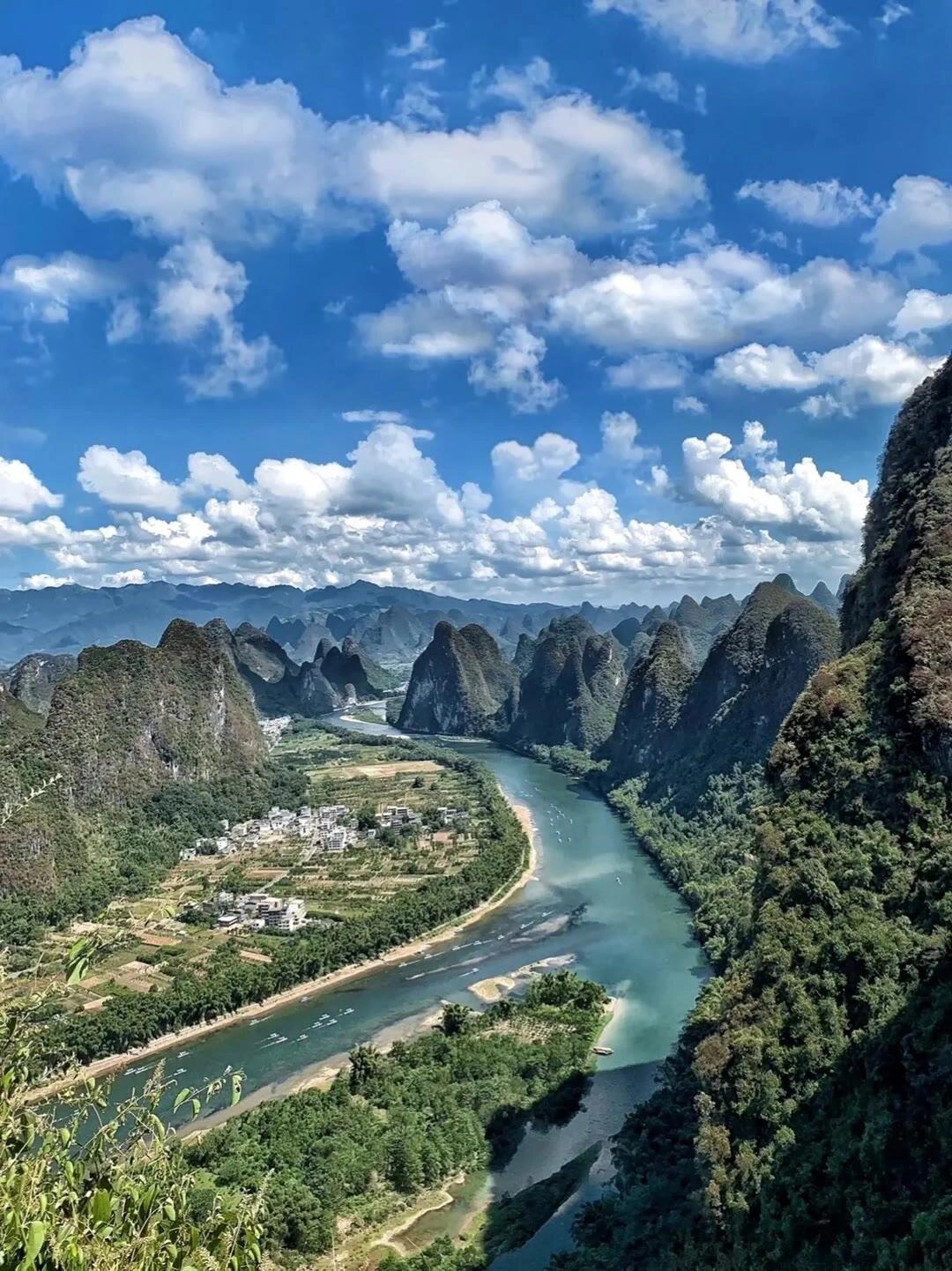 桂林山水甲天下 桂林是中国著名的旅游城市之一,以其独特的喀斯特地貌