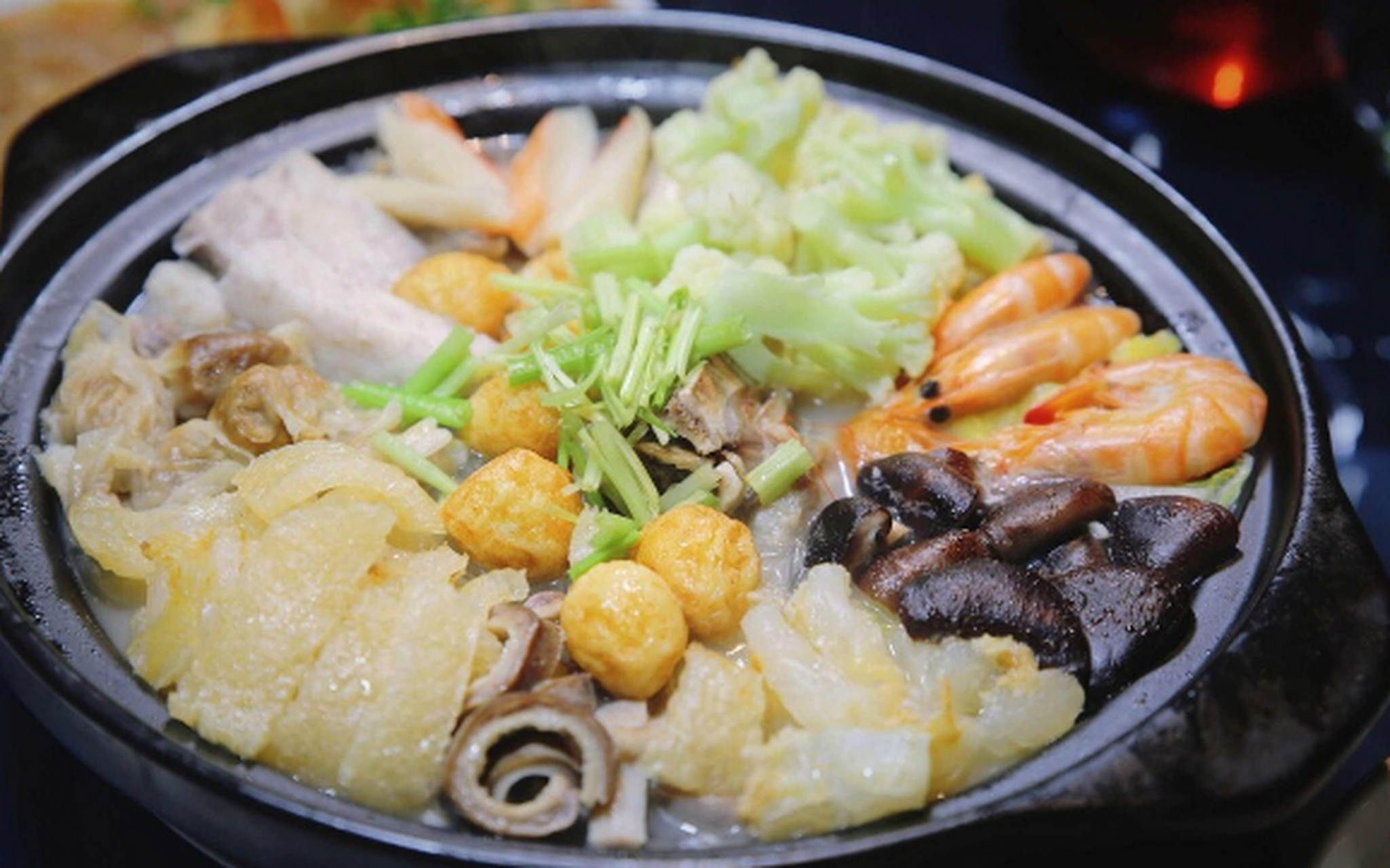 海南全家福煲所用的食材非常多,一般有鱿鱼,基围虾,虾米,猪皮,腊肠