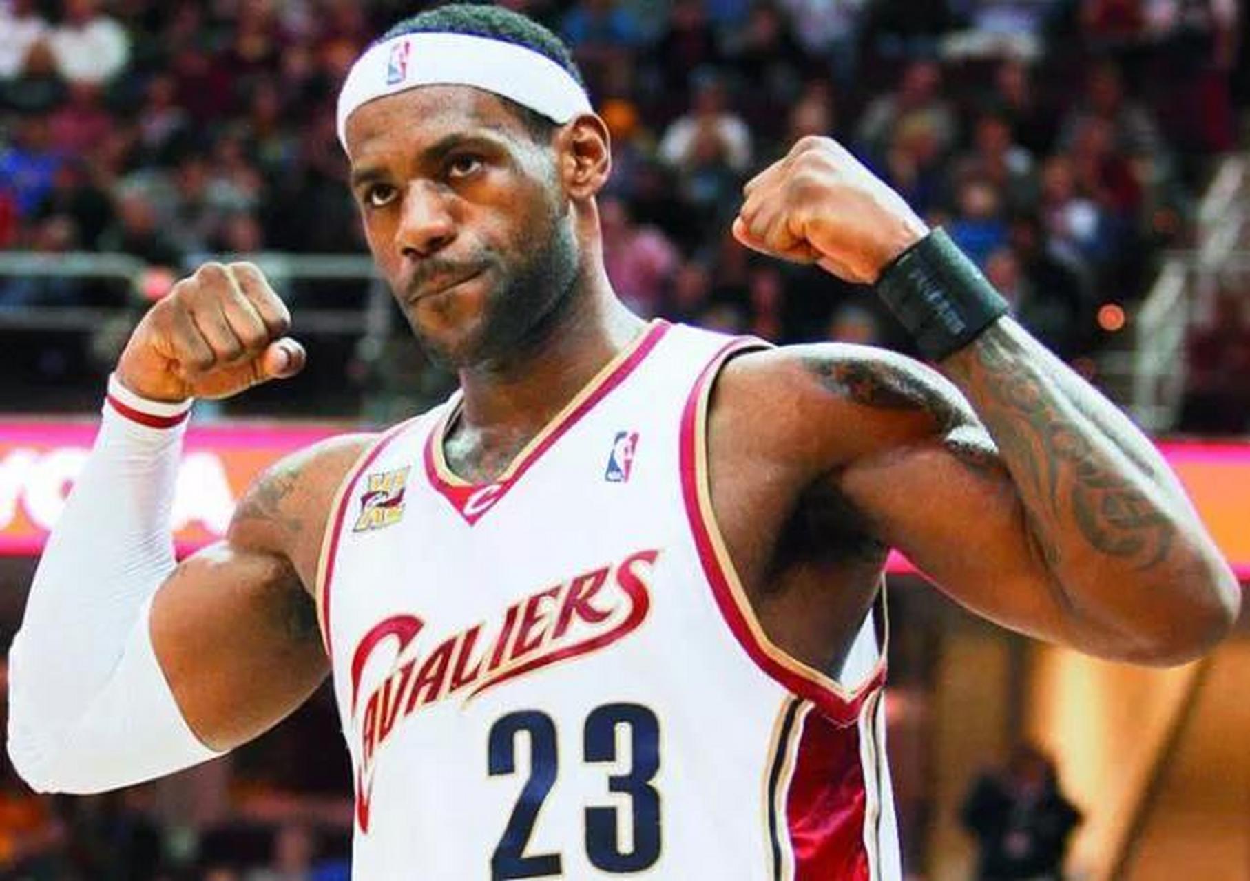 塔图姆成为nba历史上第十位最年轻得到1万分的球员,再看看詹姆斯实在