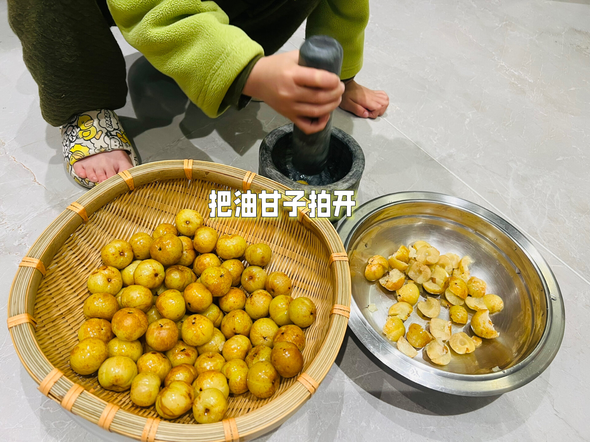 冰糖陈皮甘草用水煮开,晾凉后倒入拍好的油甘子,到第二天下午就可以吃