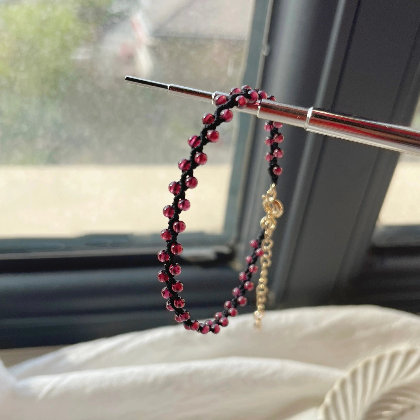 黑色斜卷结串的石榴石手链真的超级好看,优雅又美丽.