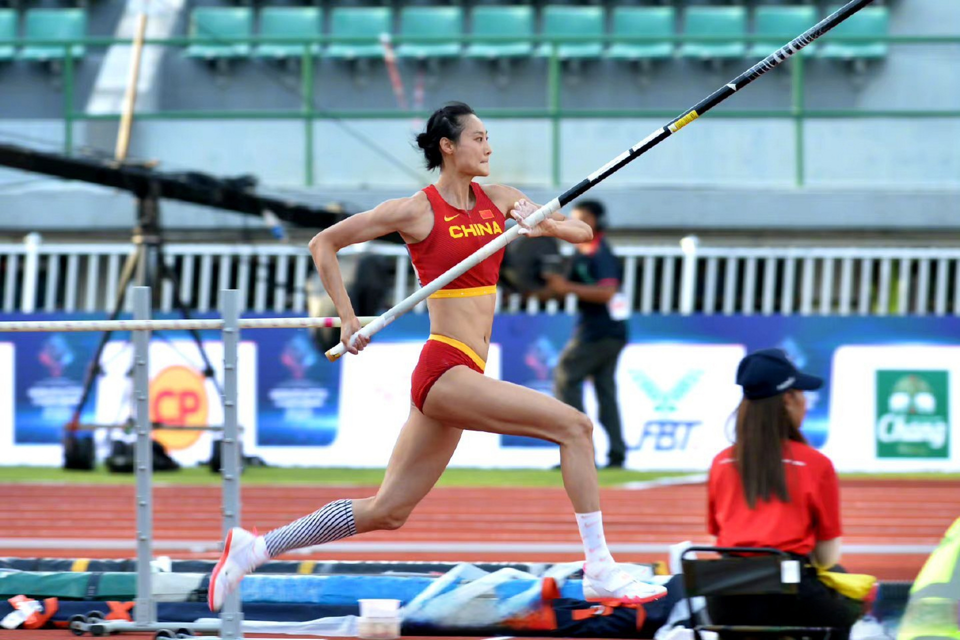 【#李玲夺得亚锦赛女子撑杆跳高冠军#】#亚锦赛女子撑杆跳李玲4米66