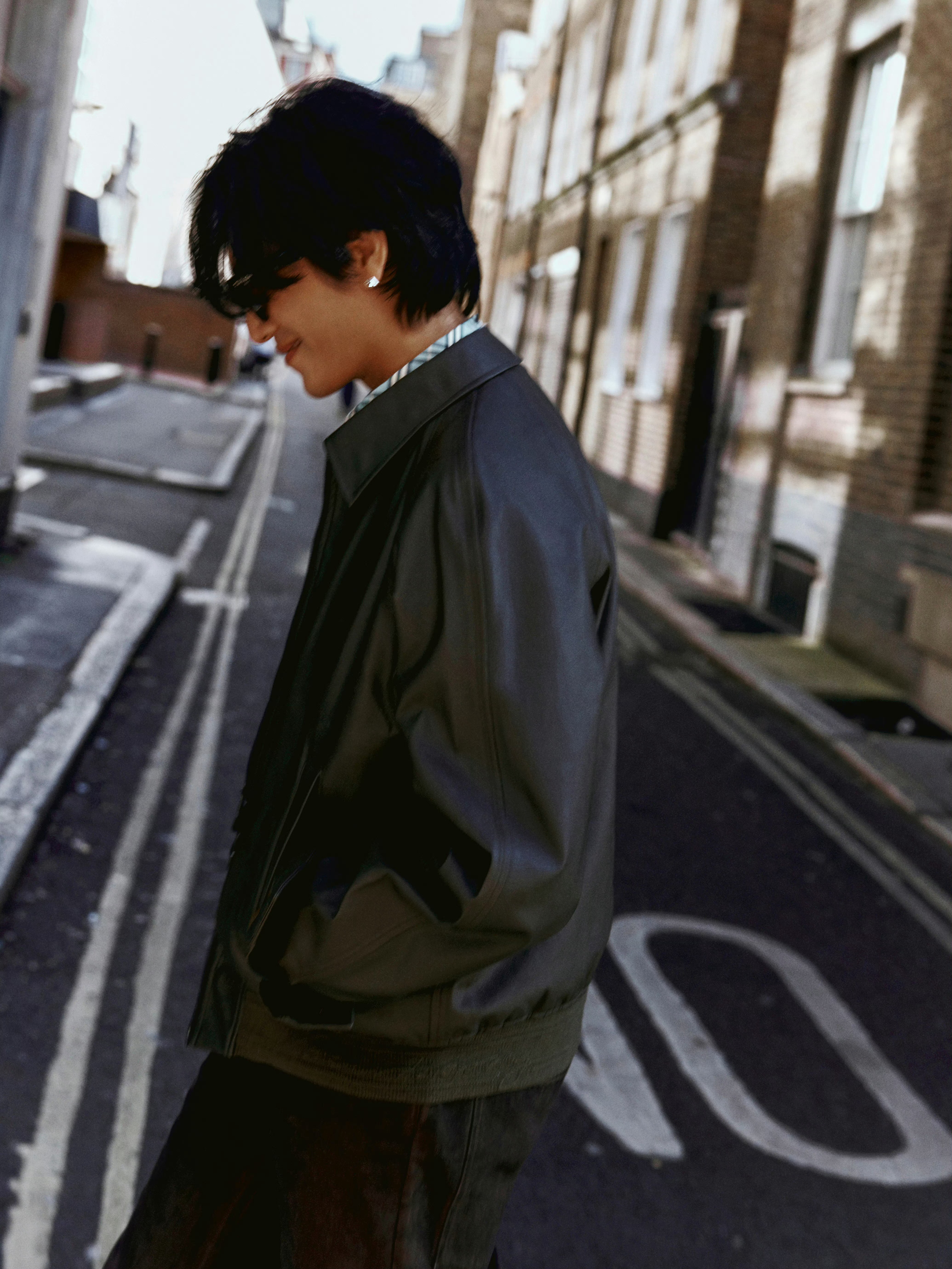 陈坤 身穿经典格纹衬衫搭配夹克外套行走于街头,有一种松弛惬意的感觉