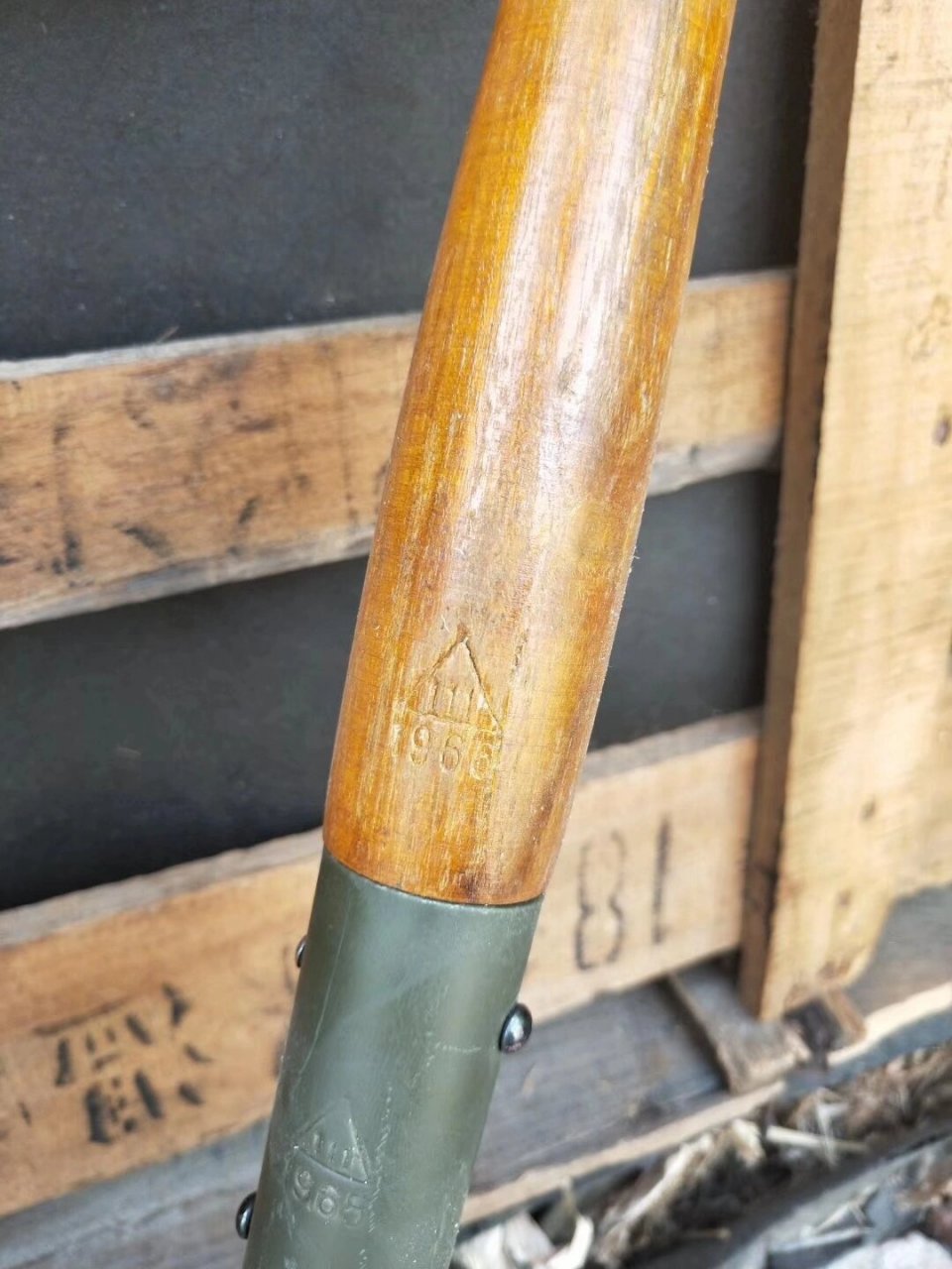 65工兵铲 1965年111厂出品的65式工兵锹,锹身和木柄上的钢印都是111厂