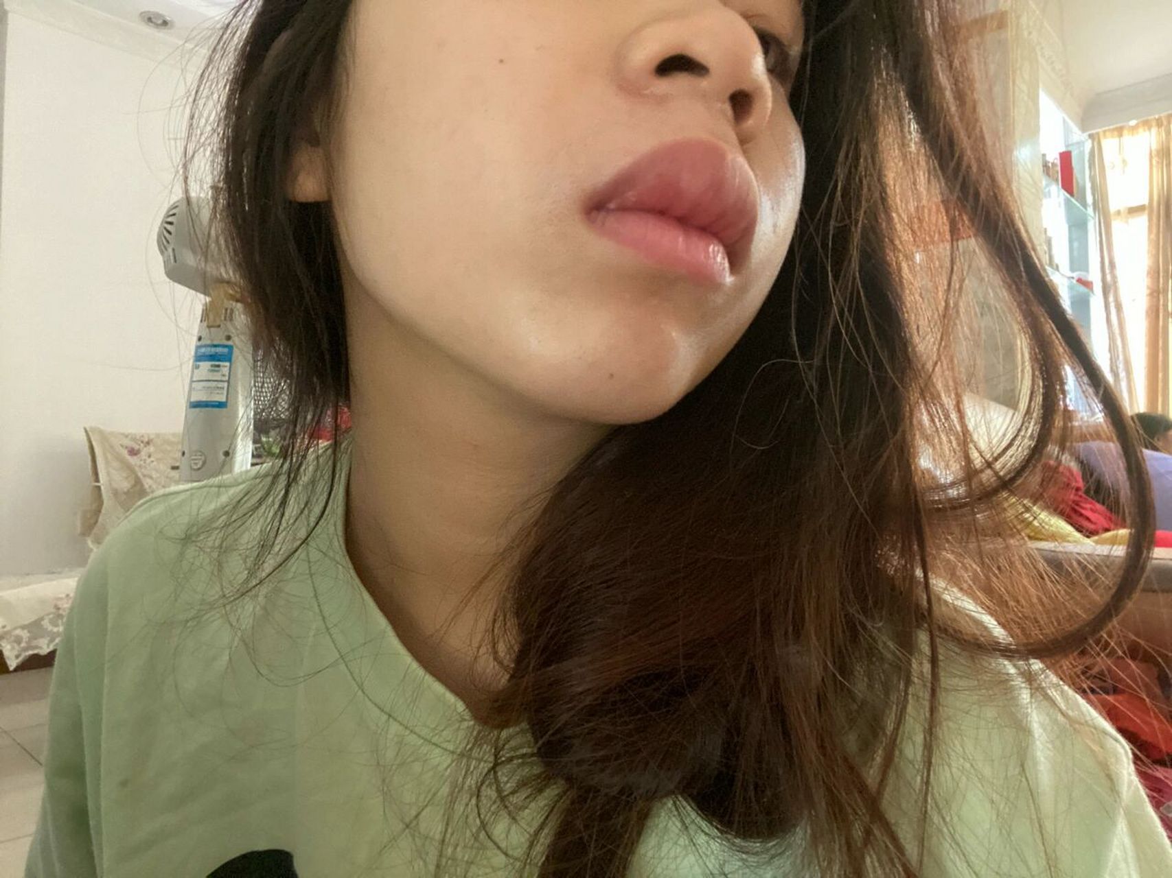 上嘴唇肿了有人懂吗呜呜呜 昨天早上睡醒就肿了 以为睡一觉就会好 谁