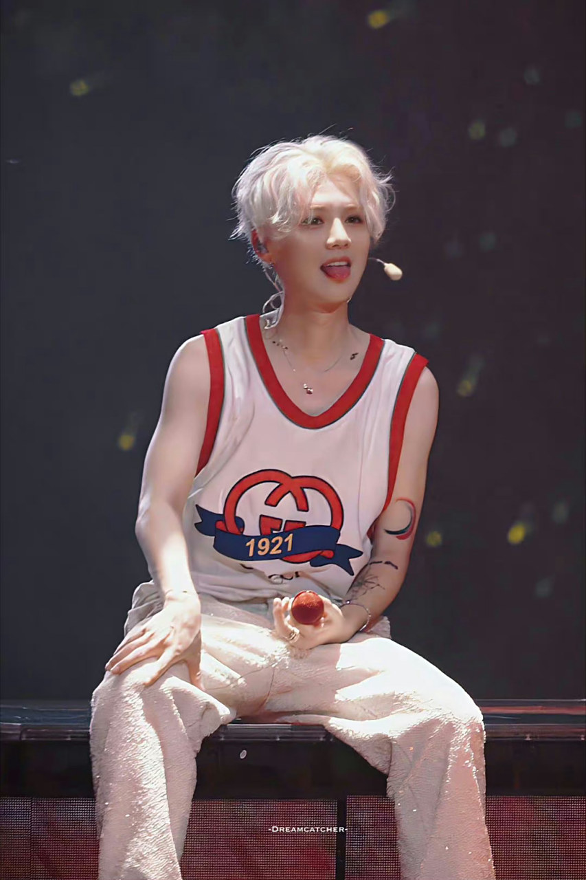 鹿晗彩虹头自拍# 好帅啊,彩虹头好好看,一整个疯狂心动[色]