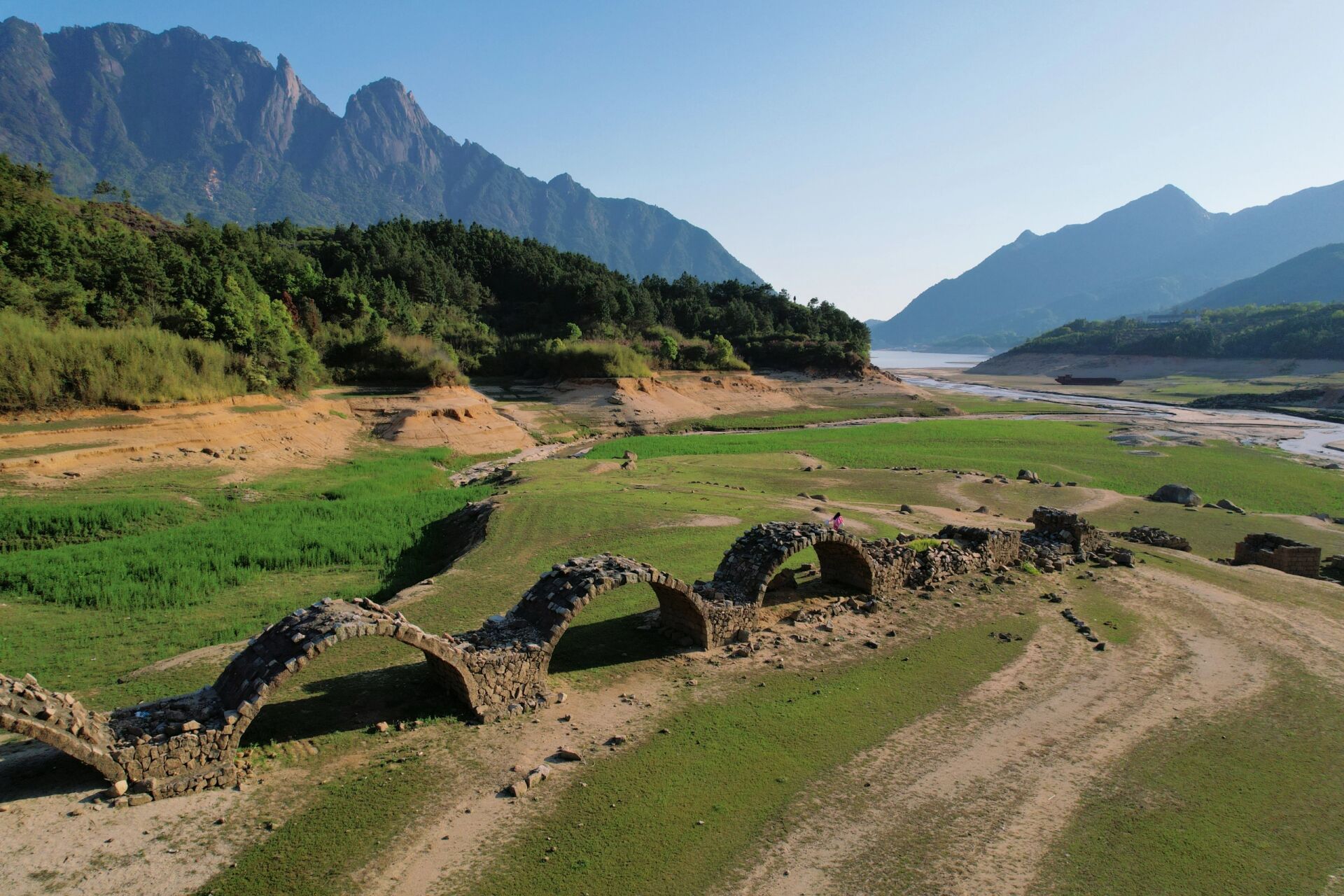灵山脚下的青青草原 没有花海的茗洋关水库 就像一片被人遗忘的失落