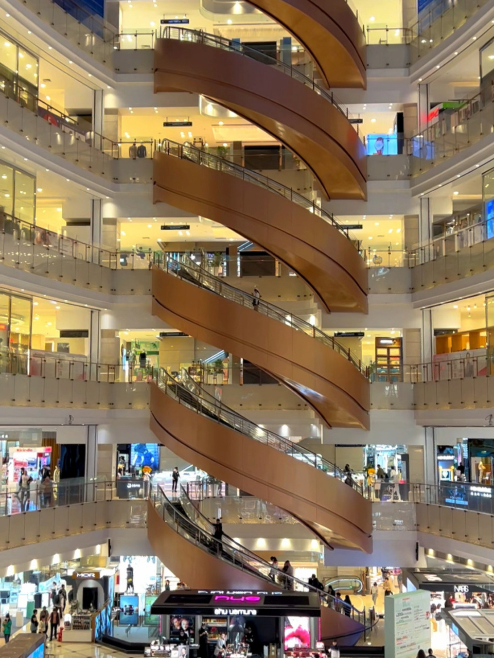 上海新世界大丸百货,内部安装12部螺旋式会转弯扶梯,全透明观光电梯