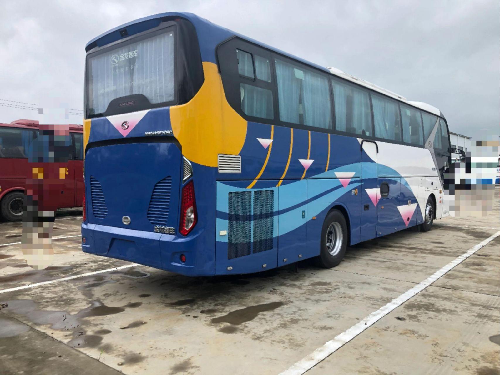 17年46座金龙客车,一层半带司机睡铺,座椅半卧,气囊缓速器,带中门.