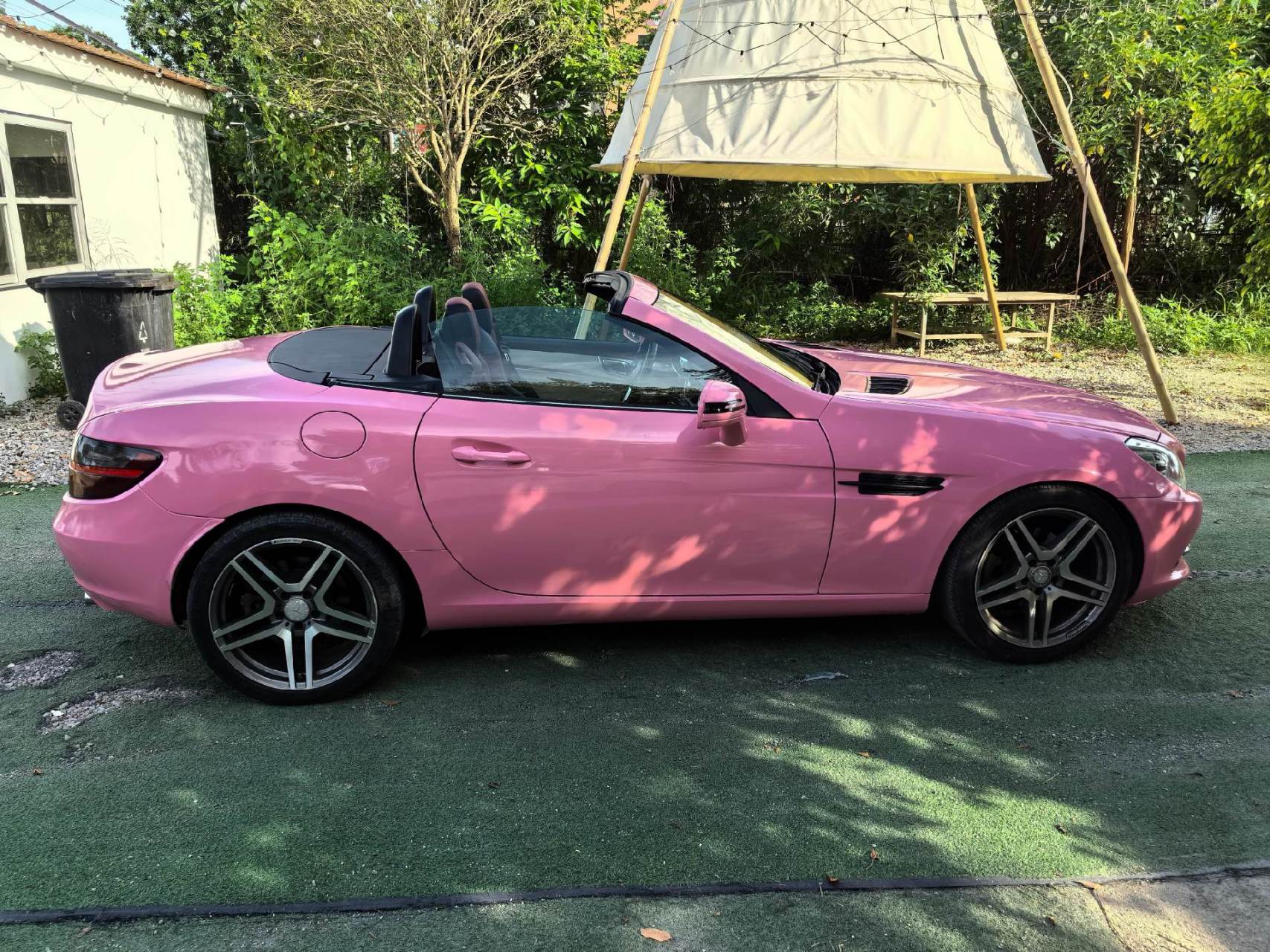 15年奔驰slk200,两门两座硬顶敞篷跑车,把妹神器,新车指导价58.8w,1.