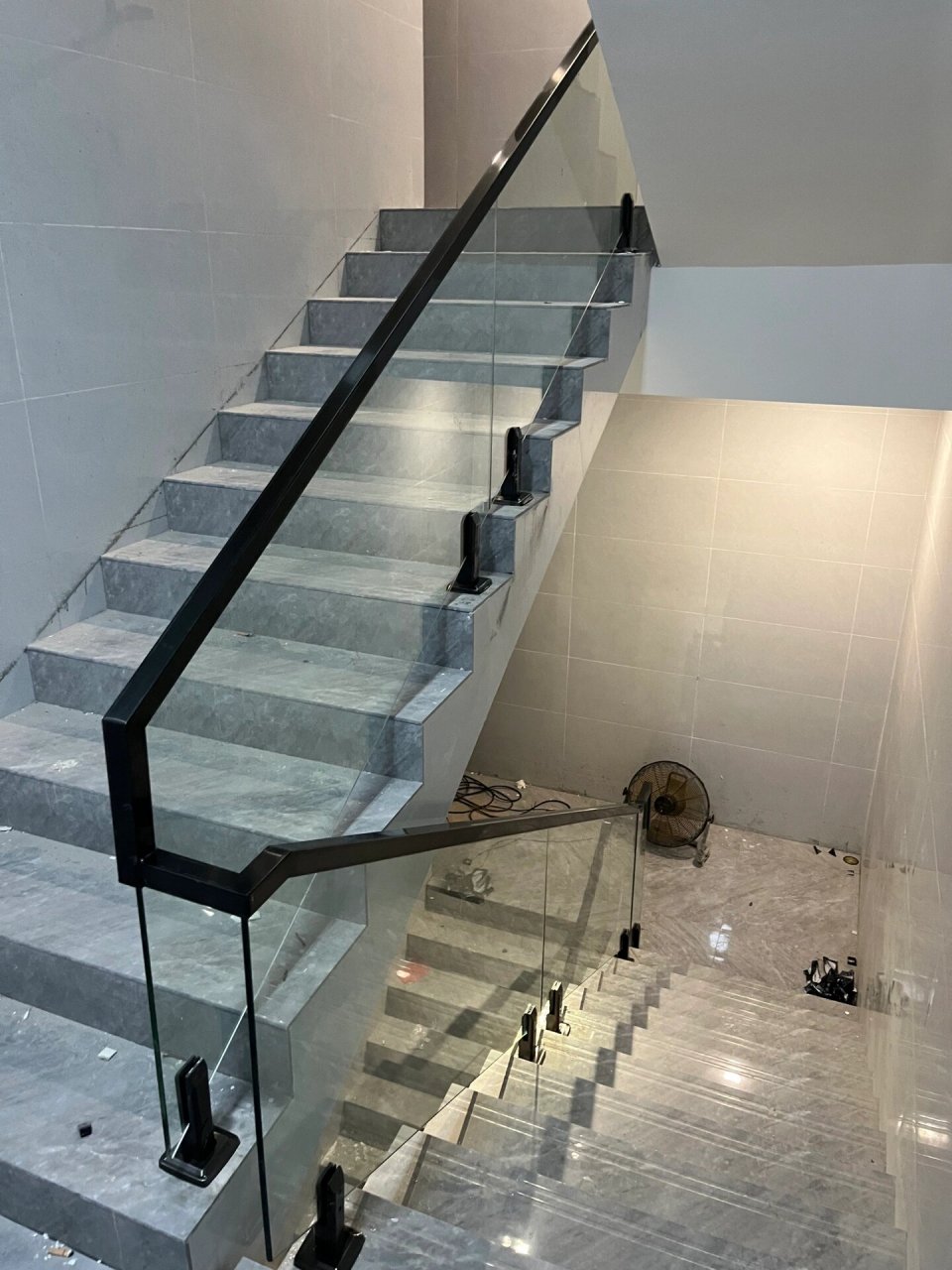 玻璃楼梯扶手77玻璃护栏 泳池夹玻璃楼梯扶手 采用不锈钢拉丝无指纹