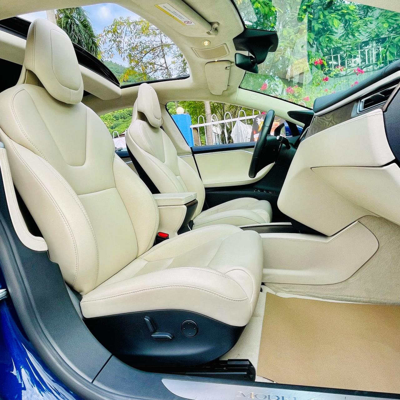 2018年特斯拉model02s75d 选装:深海蓝外漆,浅米色高级内饰,可开启