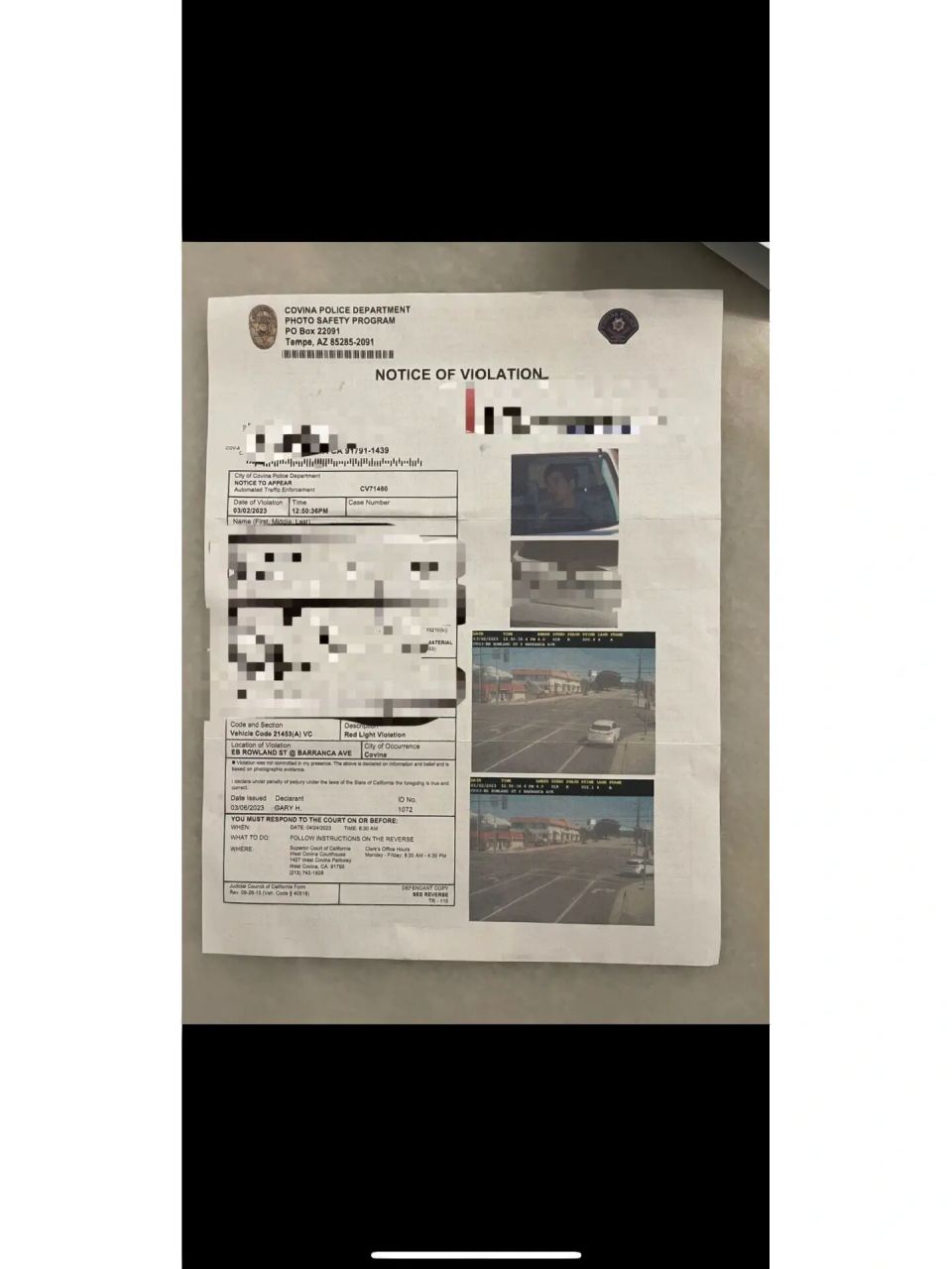 在covina 写作school day no turn on red 的路口,红灯时右转了,迸哪