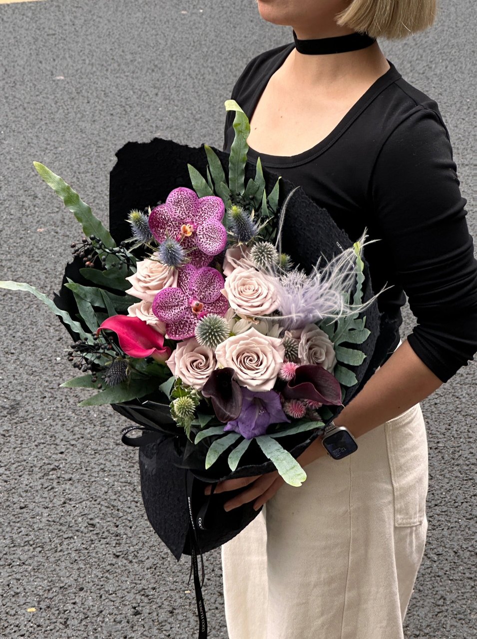 有好心情就是晴天 " 花材:胡姬兰 曼塔 海芋 蓝星球 蓝刺芹 针茅 贯众