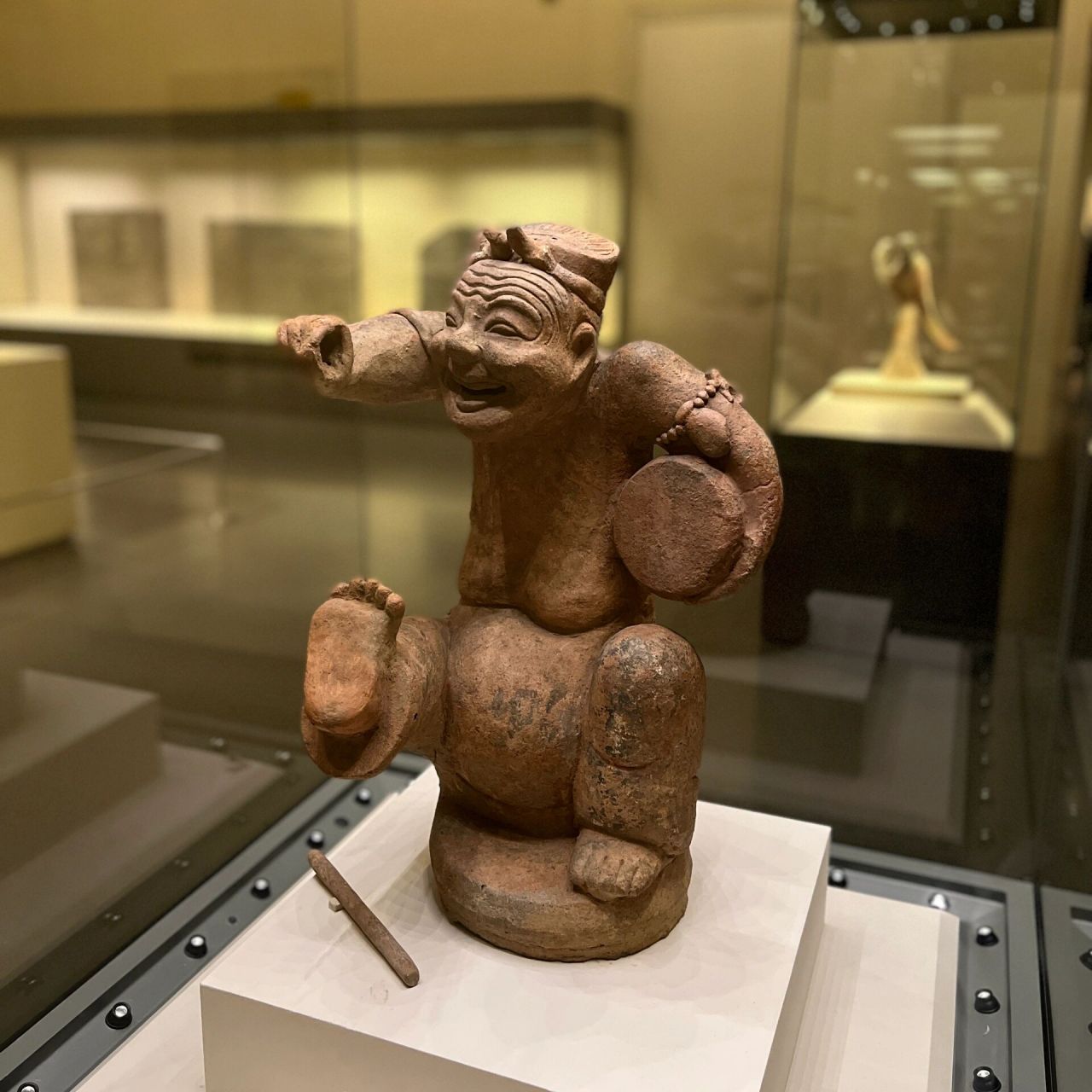 镇馆之宝系列-五官乱飞的"击鼓说唱俑" 在四川出土的汉代陶俑有一个最