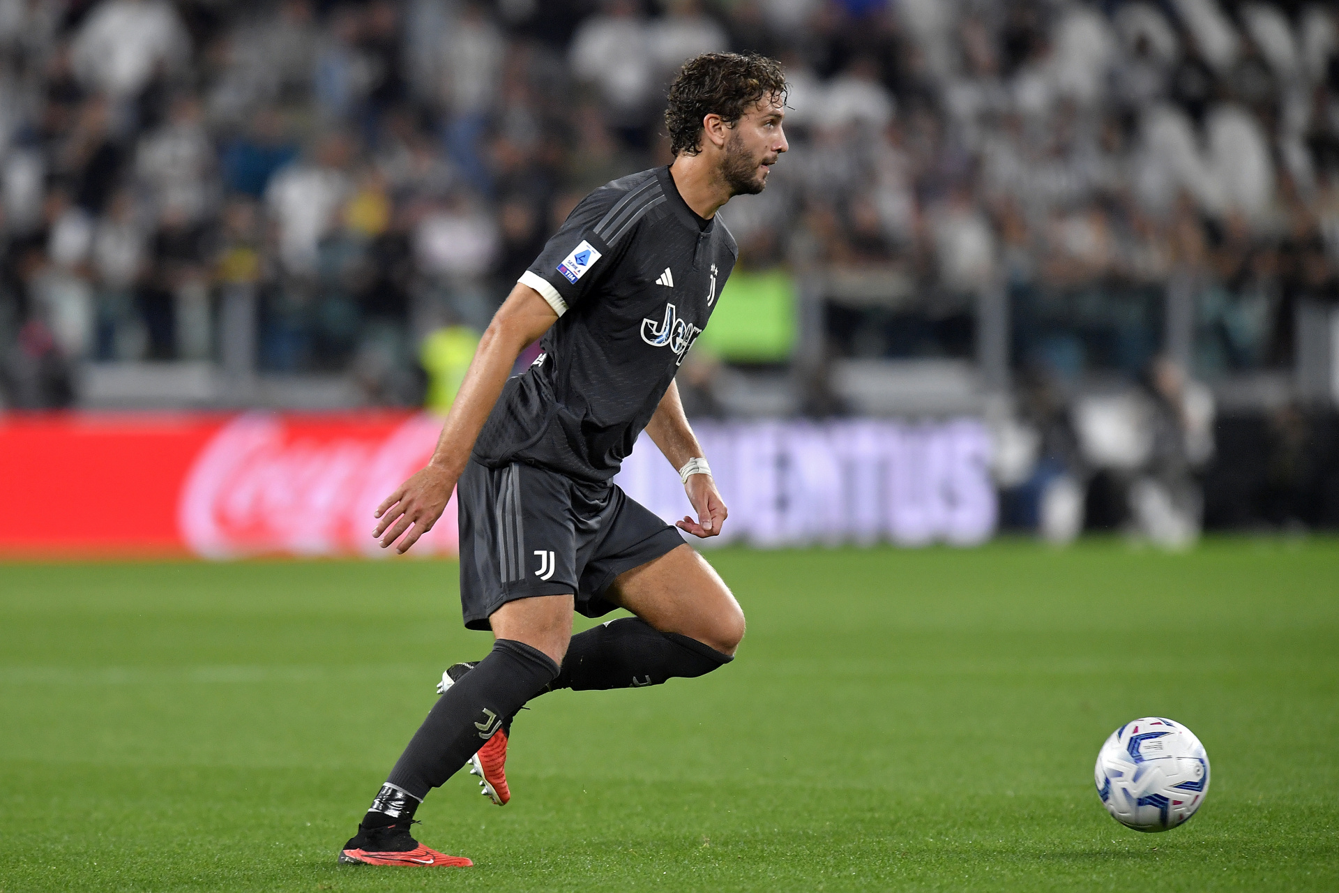 尤文官方公告# 我们在此宣布与曼努埃尔·洛卡特利续约至2028年.