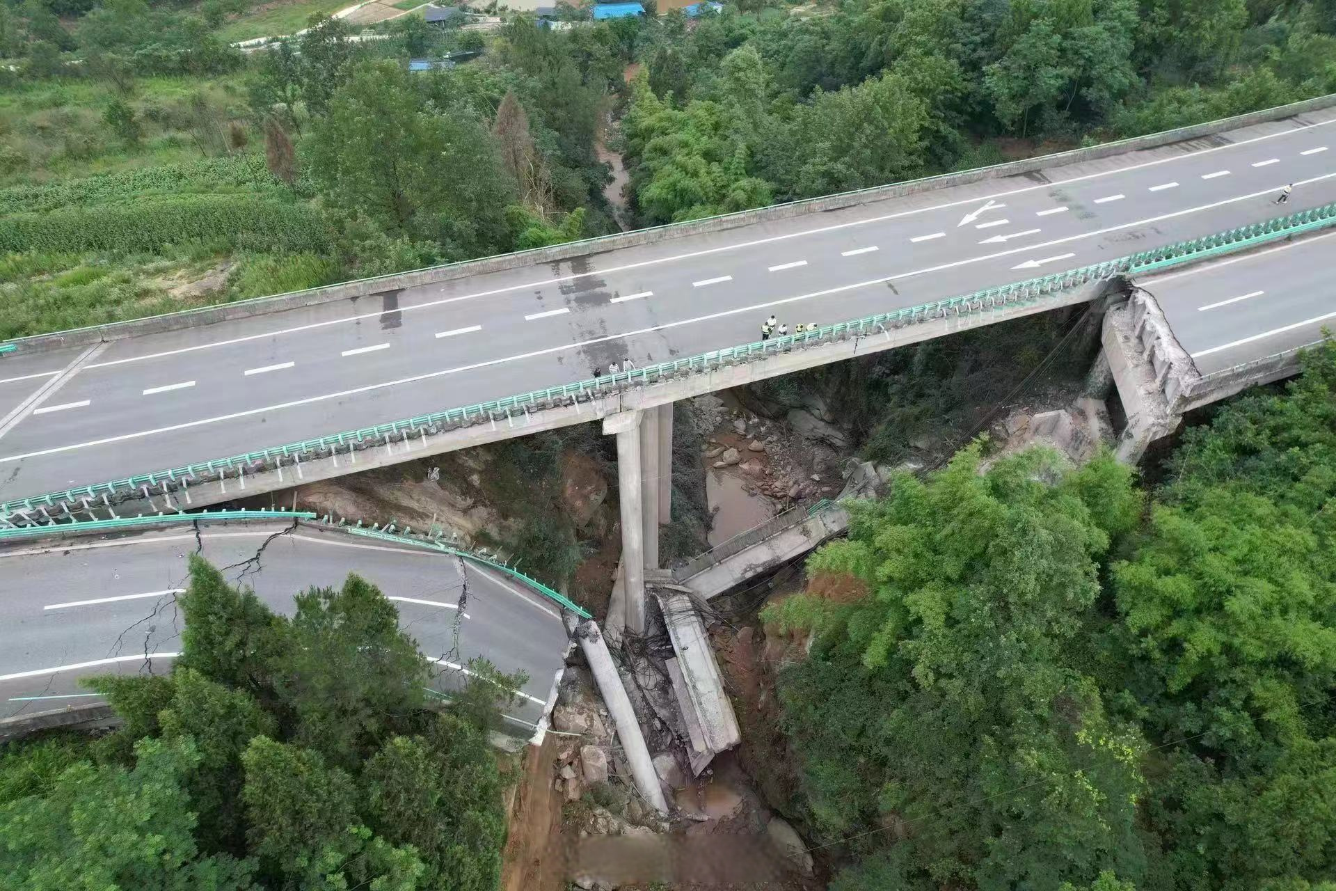 四川恩广高速一桥梁坍塌致3人受伤无人员死亡】7月6日0时38分许,g5012