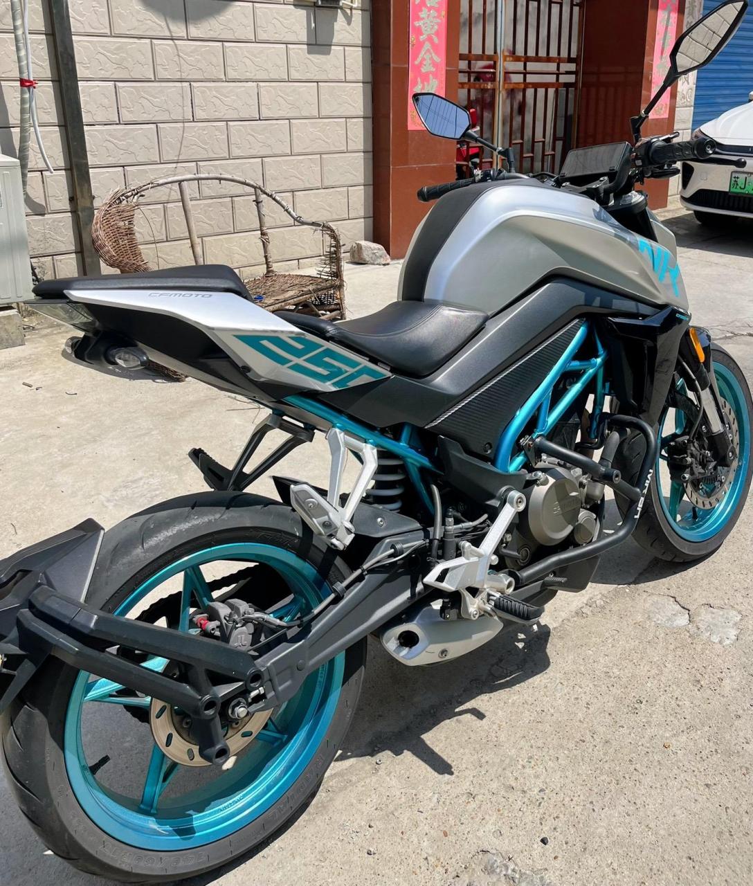 麋鹿车队俱乐部最新到货春风250nk转让,高配,双通道abs,改装保险杠