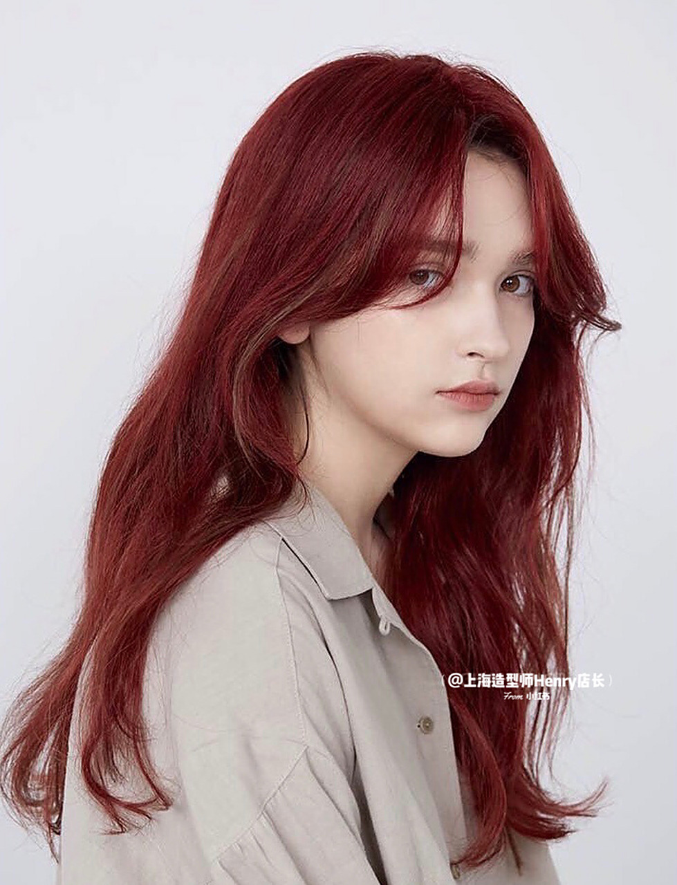 上海染发上海烫发 暖色系红色发色 造型烫 属于微卷长发发型的红发色