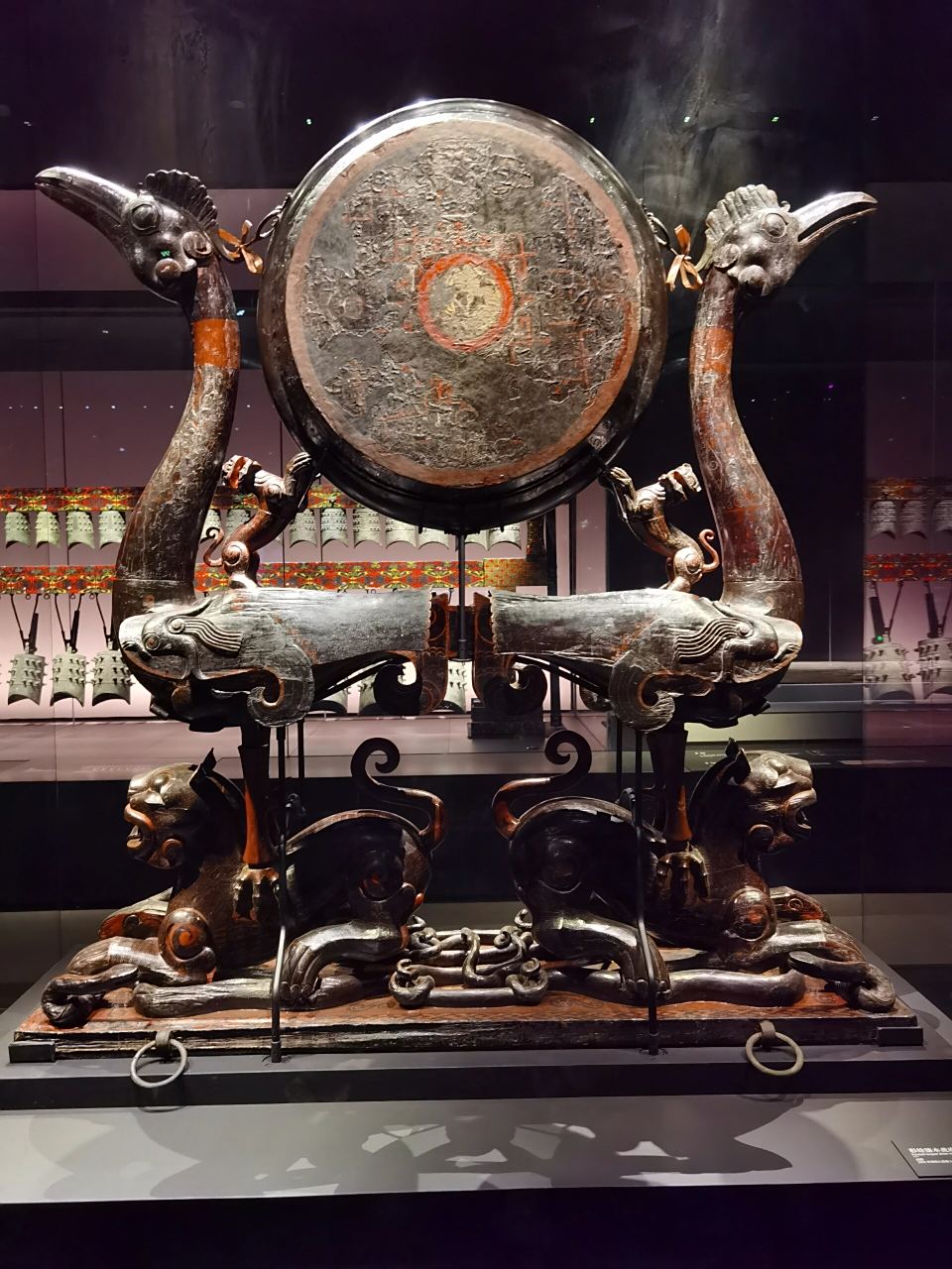 虎座鸟架鼓 虎座鸟架鼓,2002年出土于湖北枣阳九连墩楚墓2号墓,年代为