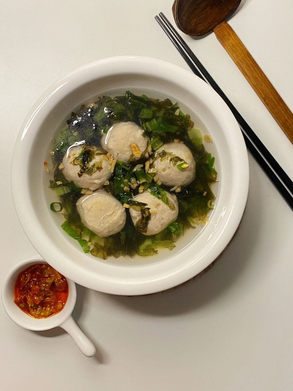 紫菜猪肉丸汤98 食材:猪肉丸100克,紫菜半块,芹菜碎50克,蒜酥2勺,白