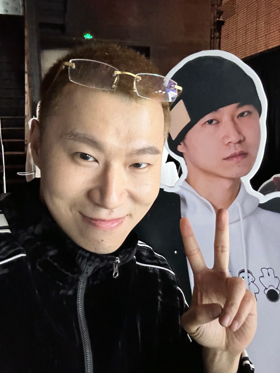 后面这些牌牌被我们般到holding room大门口 强迫每一位选手进来必须