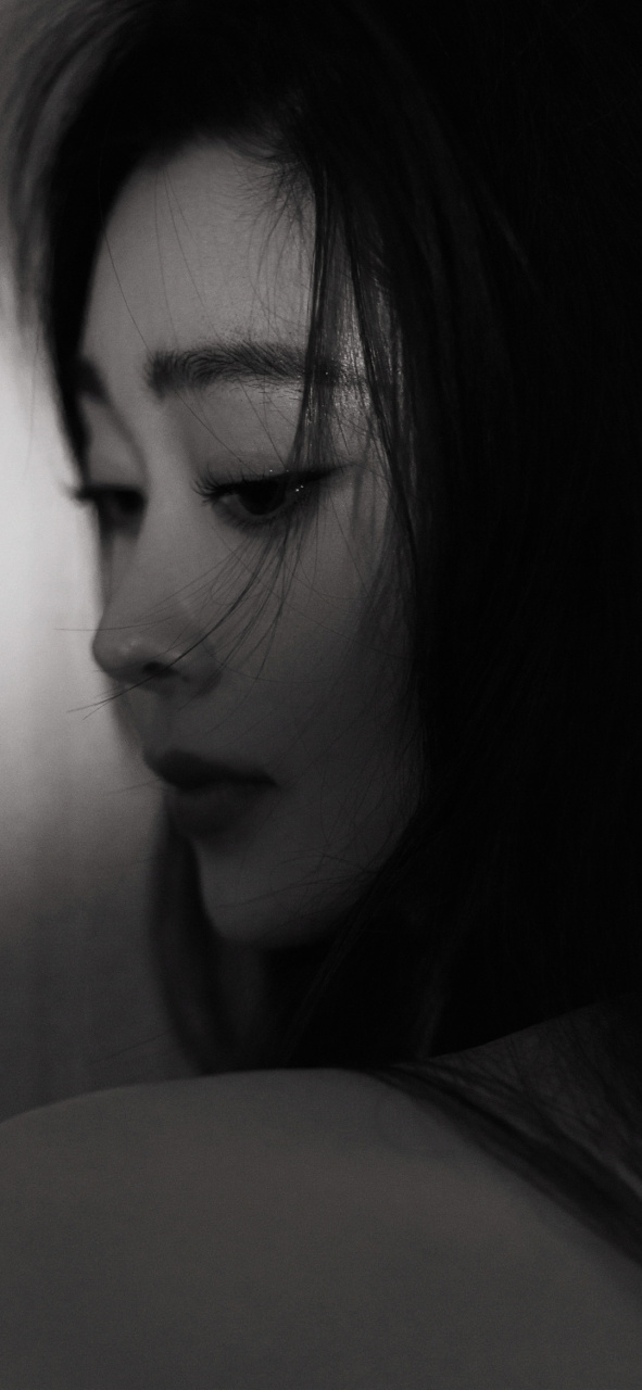 宋轶写真壁纸,黑色氛围大片,纤腰美背,柔美轻盈.