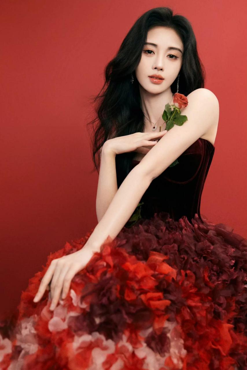 鞠婧祎红丝绒裙,性感优雅又浪漫,美的让人窒息!