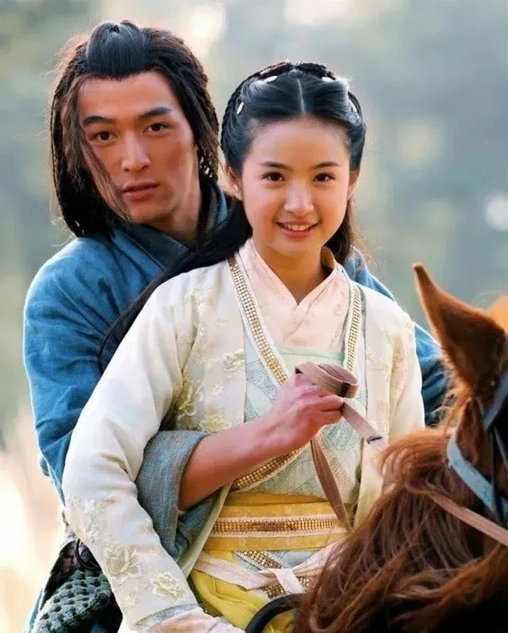 早期的林依晨和胡歌合照,女方还带着一点婴儿肥可可爱爱的,男方当时也