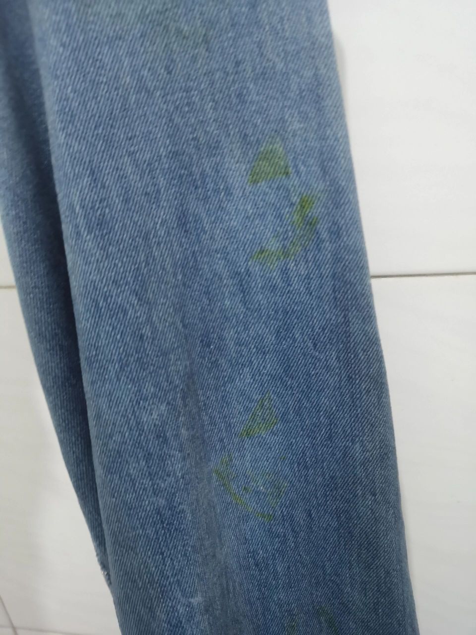 新买牛仔裤第一次洗后出现黄渍01    昨天晚上刚买的牛仔裤,扔洗衣