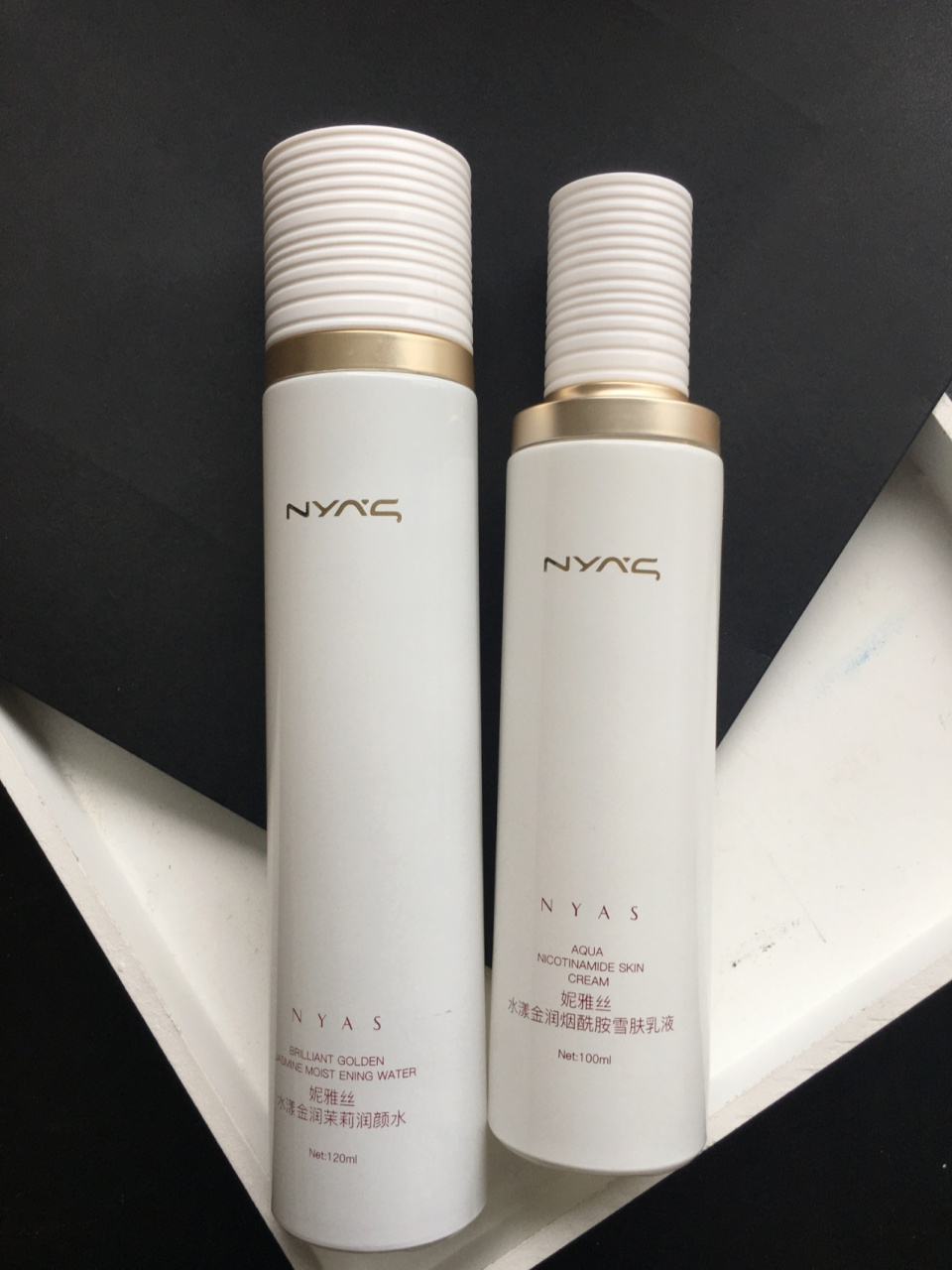 妮雅丝使用感受 ①肤质 皮肤状态 混合皮 t区出油,肤色偏暗黄 ②为啥