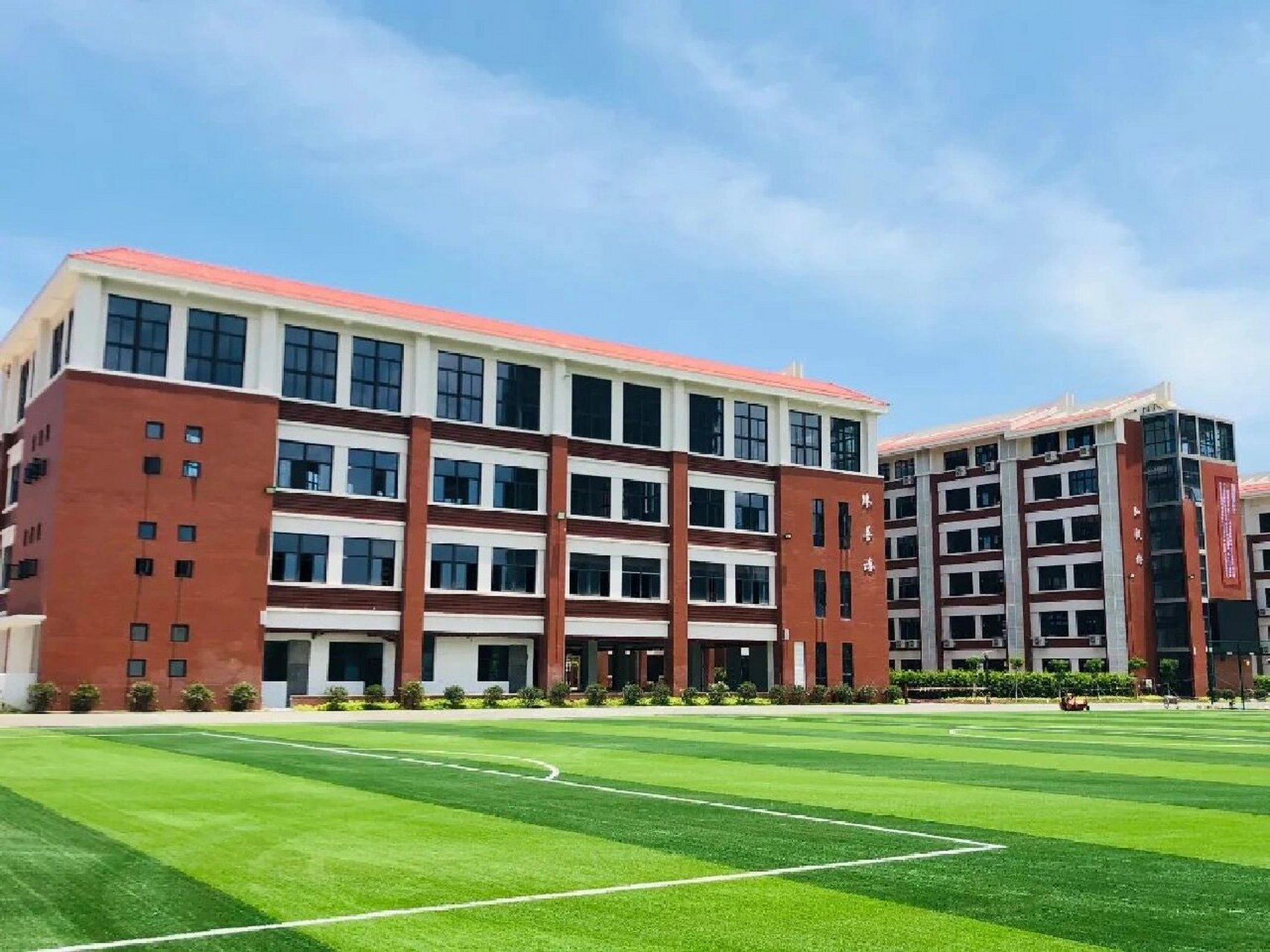 金林湾实验学校 厦门市金林湾实验学校于2020年9月开办,是一所湖里区