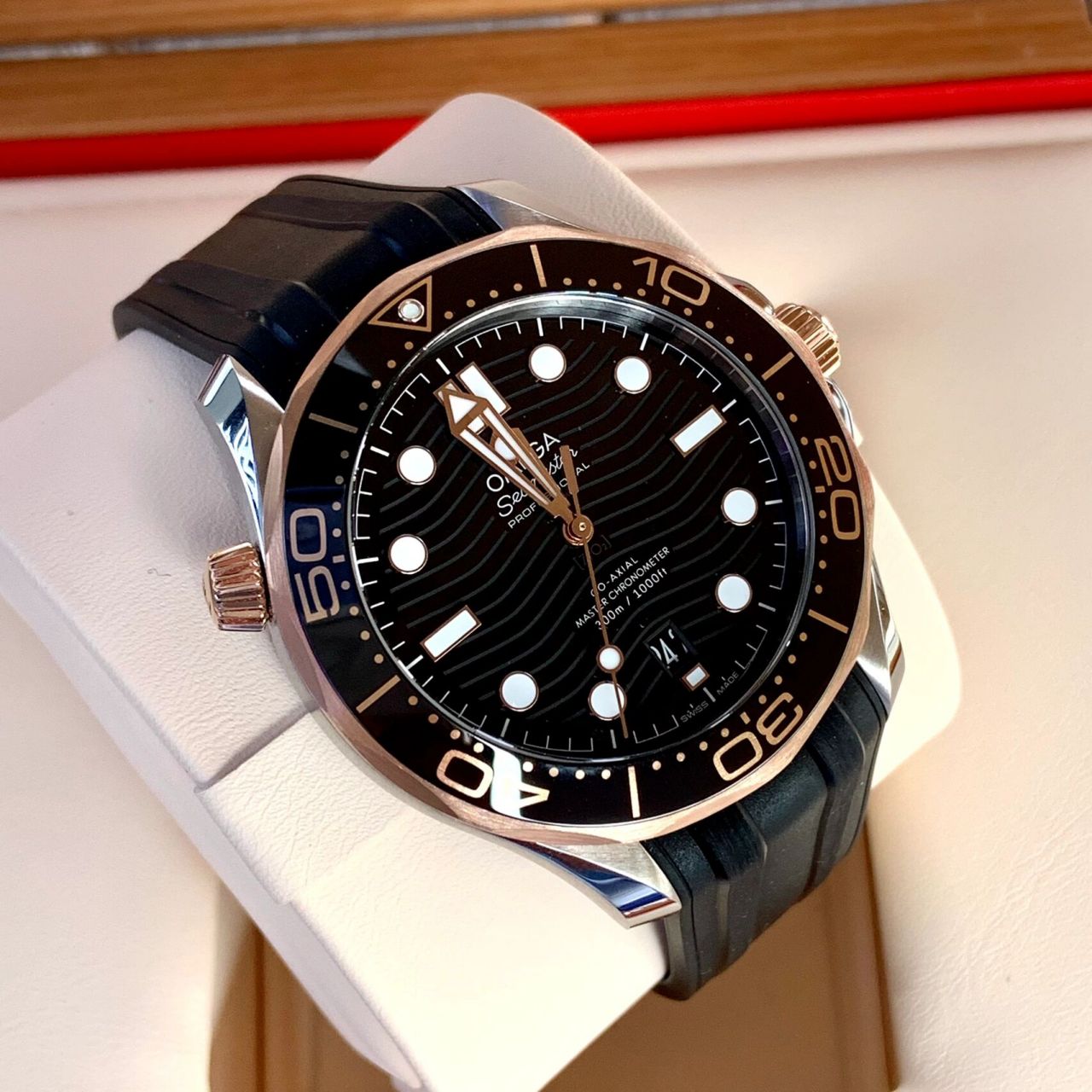 欧米茄玫瑰金海马300 哈喽,今天给大家分享一只新到的全新腕表