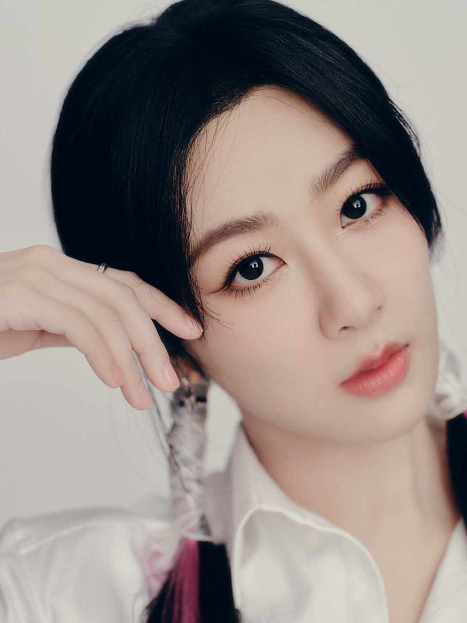 杨紫唯美写真图集:自在翩跹,顾盼倾心,优雅凝练之间释放非凡格调.