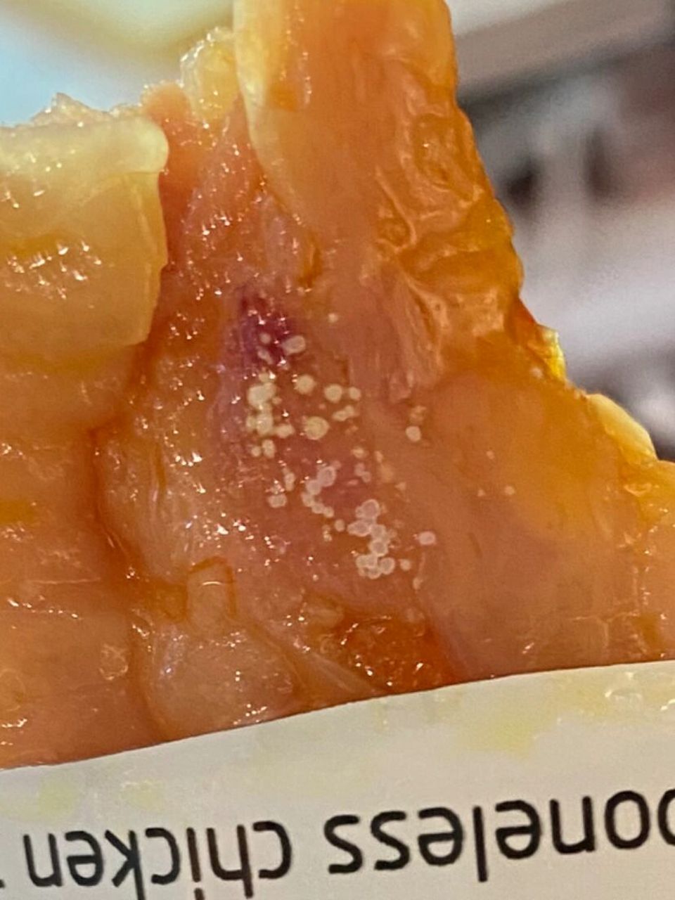 看到这个白色的不知道什么东西,有点像发霉的,挺喜欢吃这款鸡爪的