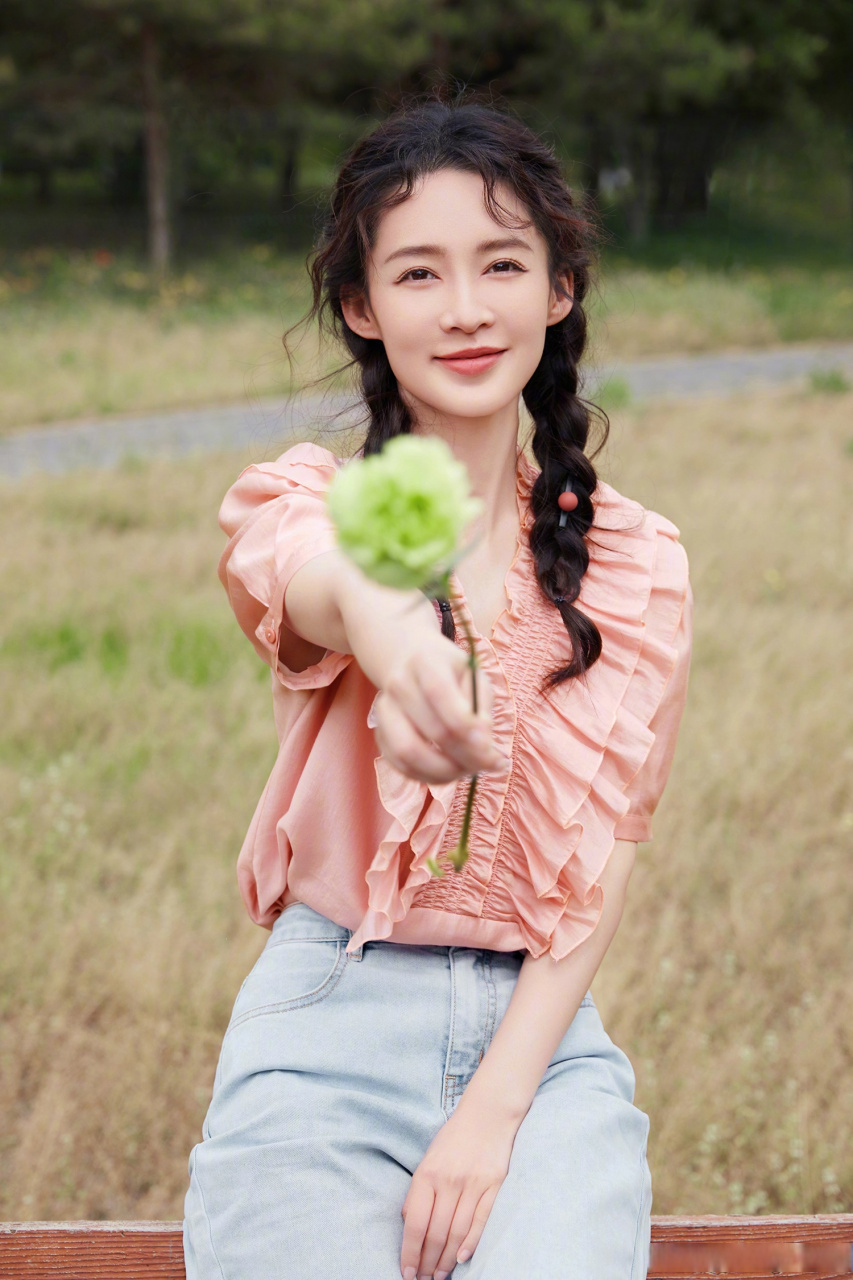 卷发双马尾俏皮可爱,随性穿搭可盐可甜.还不快学起来!#y星闻