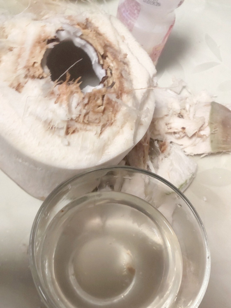 没有甜味 椰子汁有点淡黄色,还能喝吗?没有甜味