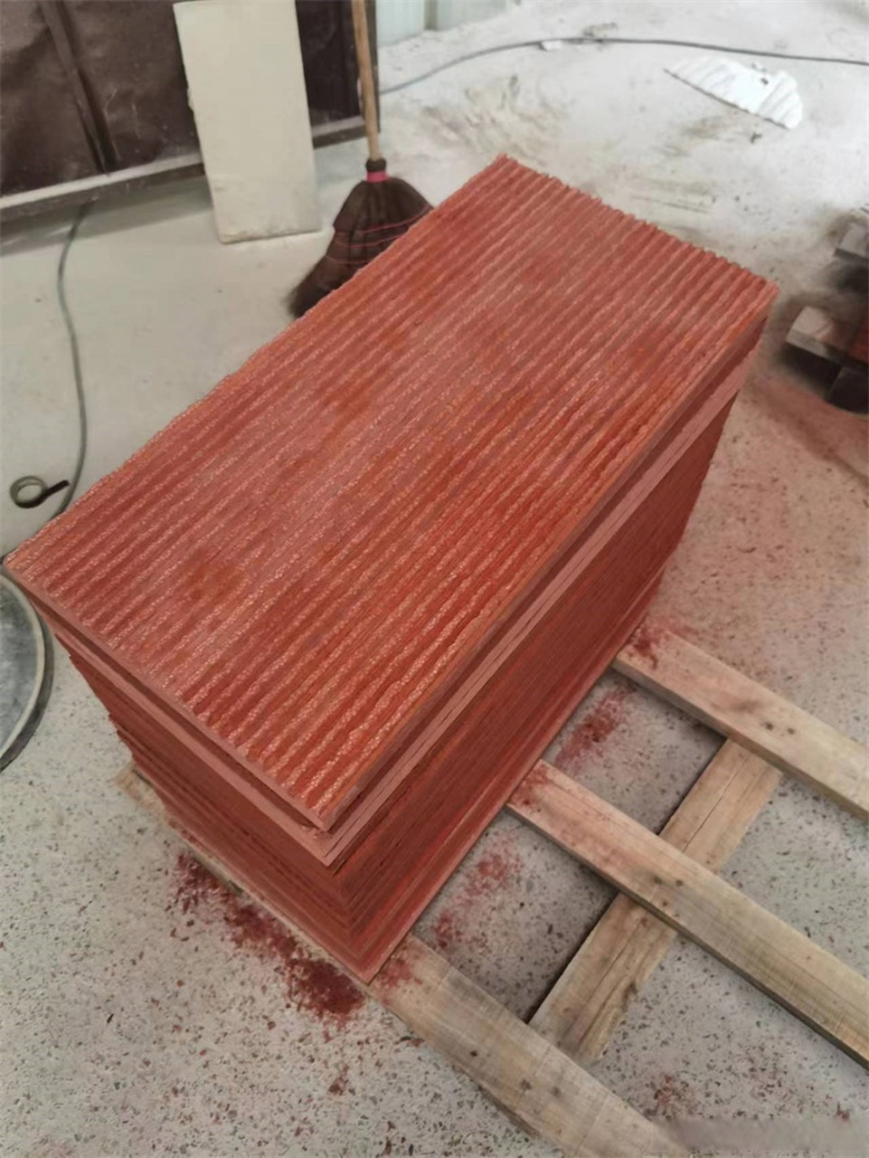 这种红砂岩具有独特的特点,而这些特点正是吸引人们的原因.#红砂岩