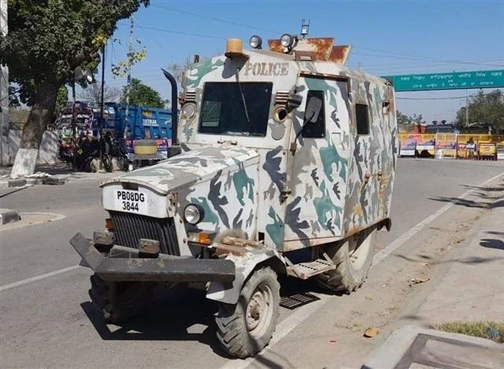 印度旁遮普邦的装甲警用拖拉机