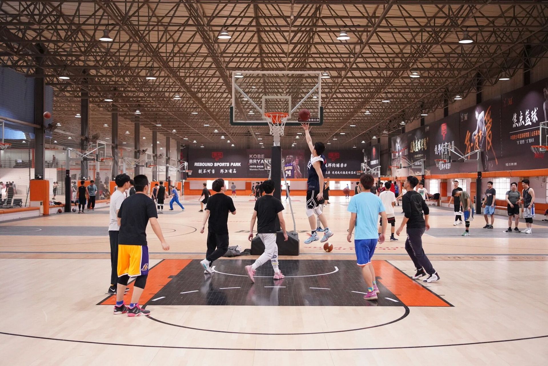 可以打到爽的室内篮球公园90 济南|锐邦体育公园 这里是泉城篮球