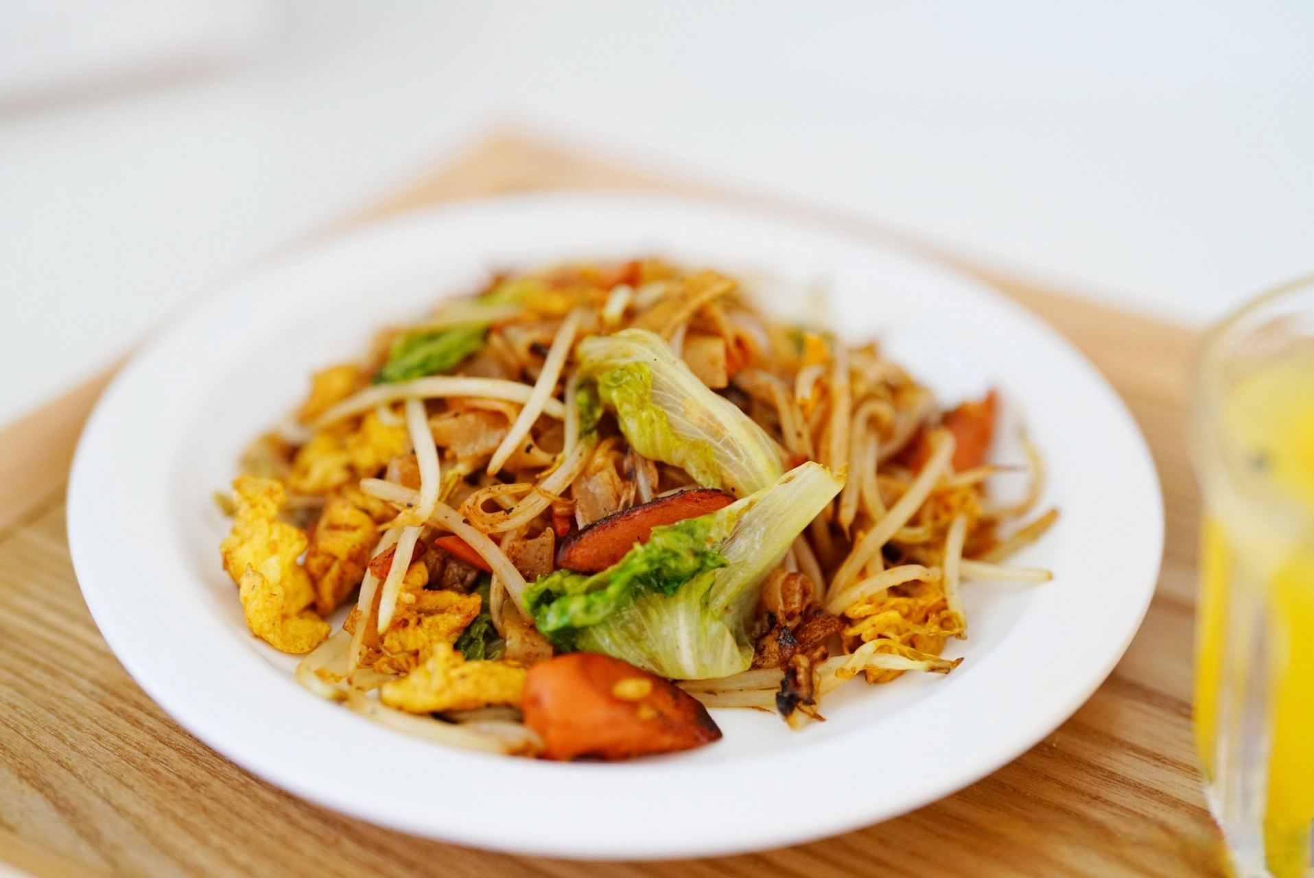 你好早餐君#   早[太阳]9191 鸡蛋火腿炒河粉 百香果芒果茶.