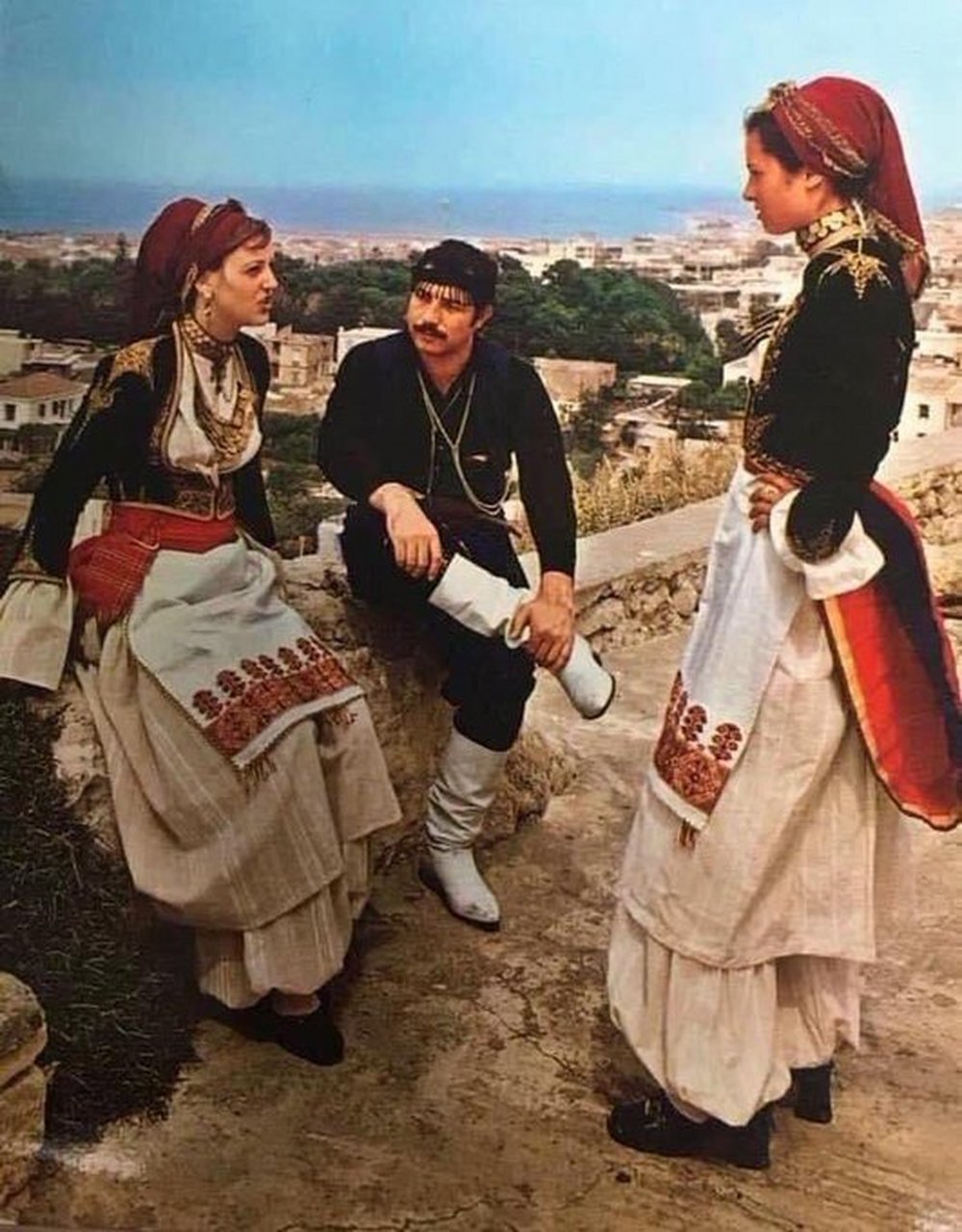 来自希腊克里特岛的传统服饰,女生的很仙气,男人的很有范哦!