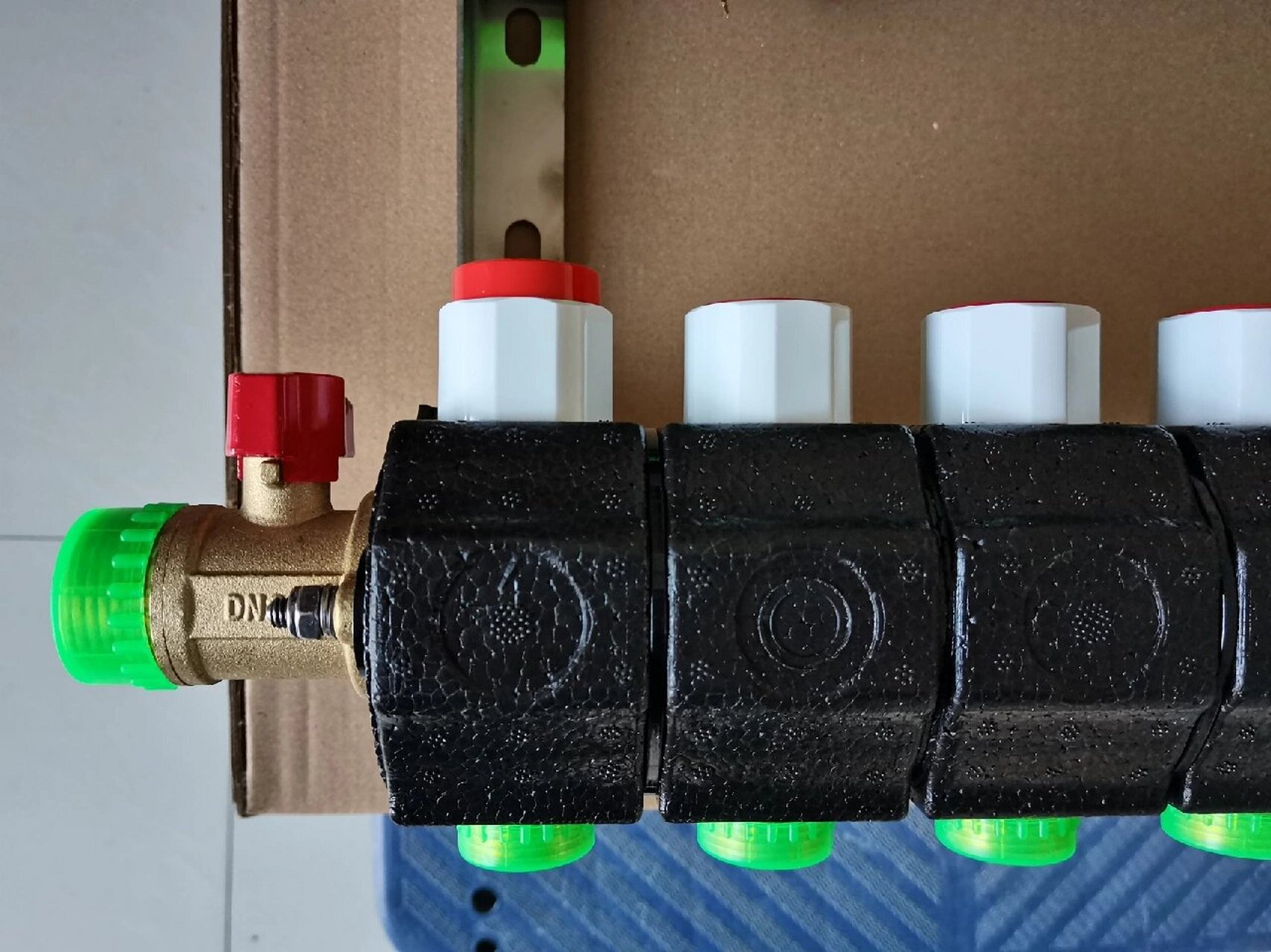 曼瑞德ems系列分集水器 曼瑞德这款分集水器不错,主体带保温;电热执行