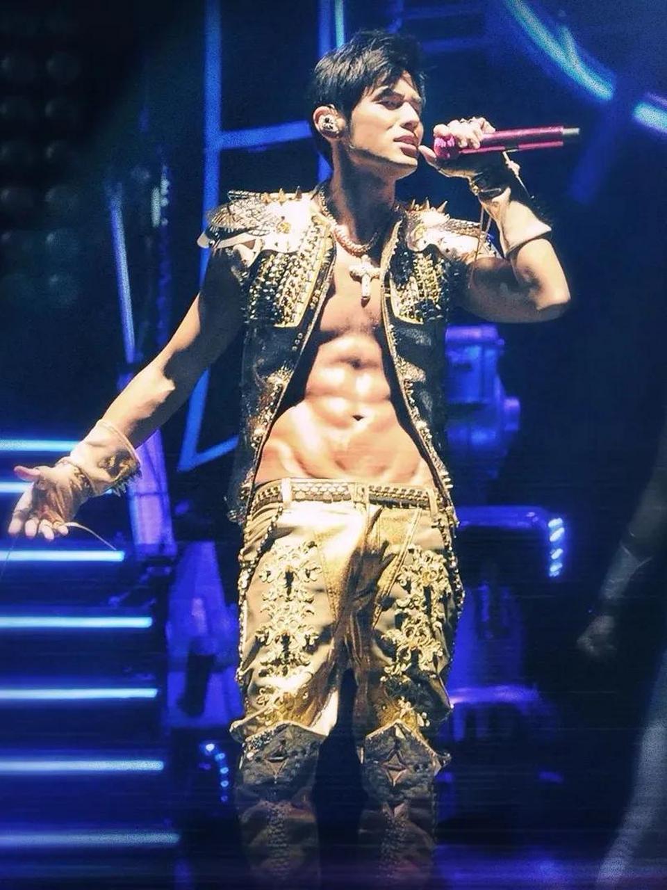 520周杰伦演唱会,八块腹肌亮相!网友炸了:是刘畊宏逼你的吧?