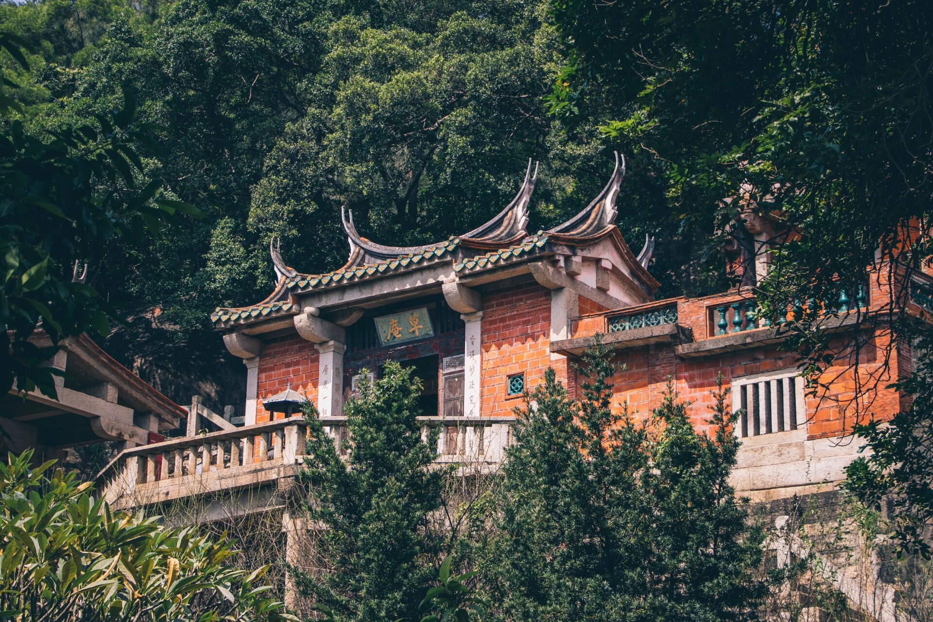 草庵离泉州西街老城区是比较远的,还好这次是自驾,公共交通往返并