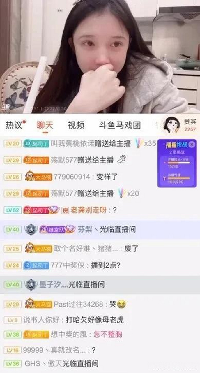 小布丁pinky是一个来自绝地求生版块的知名女主播,可爱甜美的长相,加