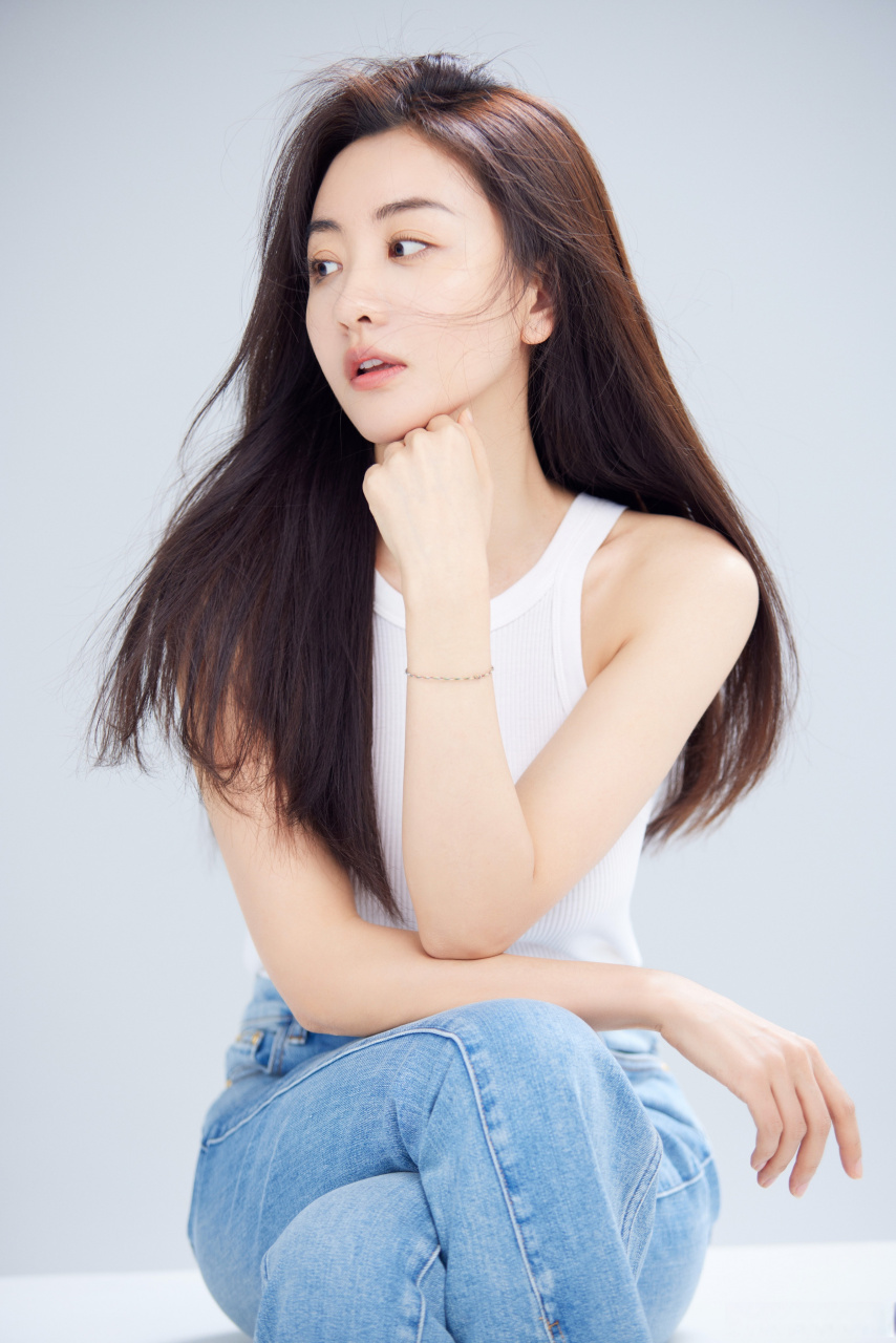 长怀炙热,良辰顺颂.欢娱影视演员杨蓉生日写真今日释出.